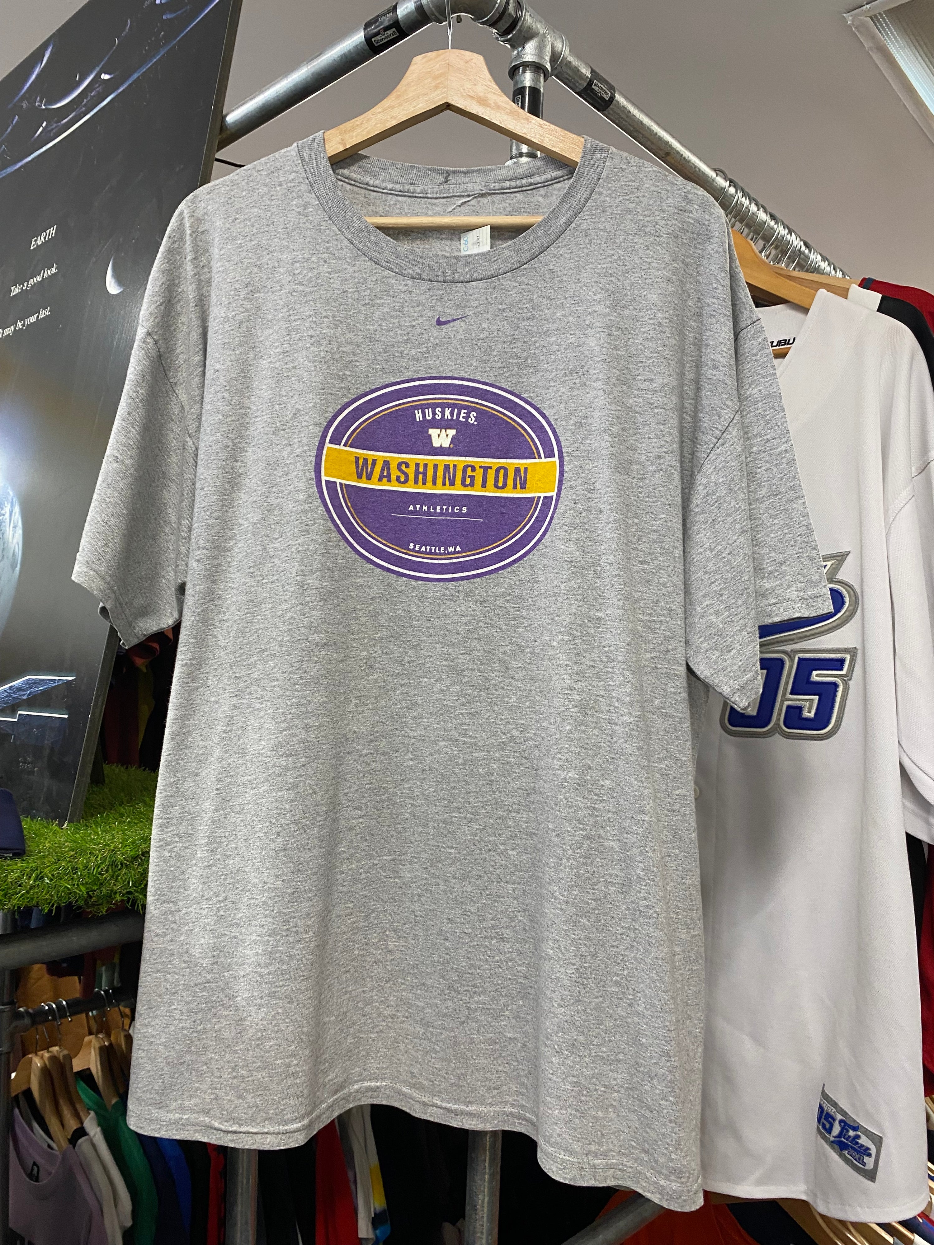 XL - Nike x Washington Huskies Athletics Grey Tee Purple Logo