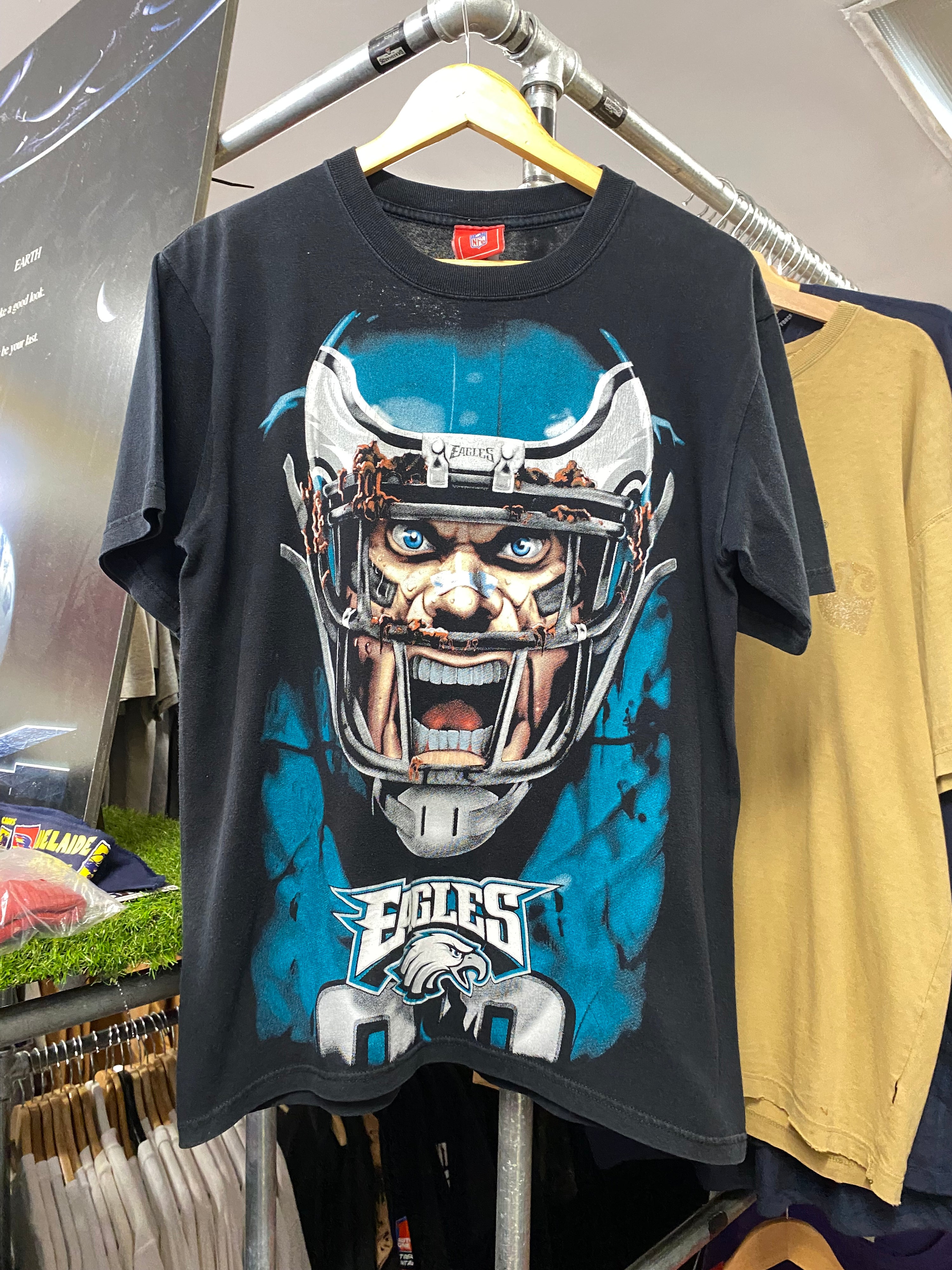 M - Philidelphia Eagles Screaming Football Player Black Tee