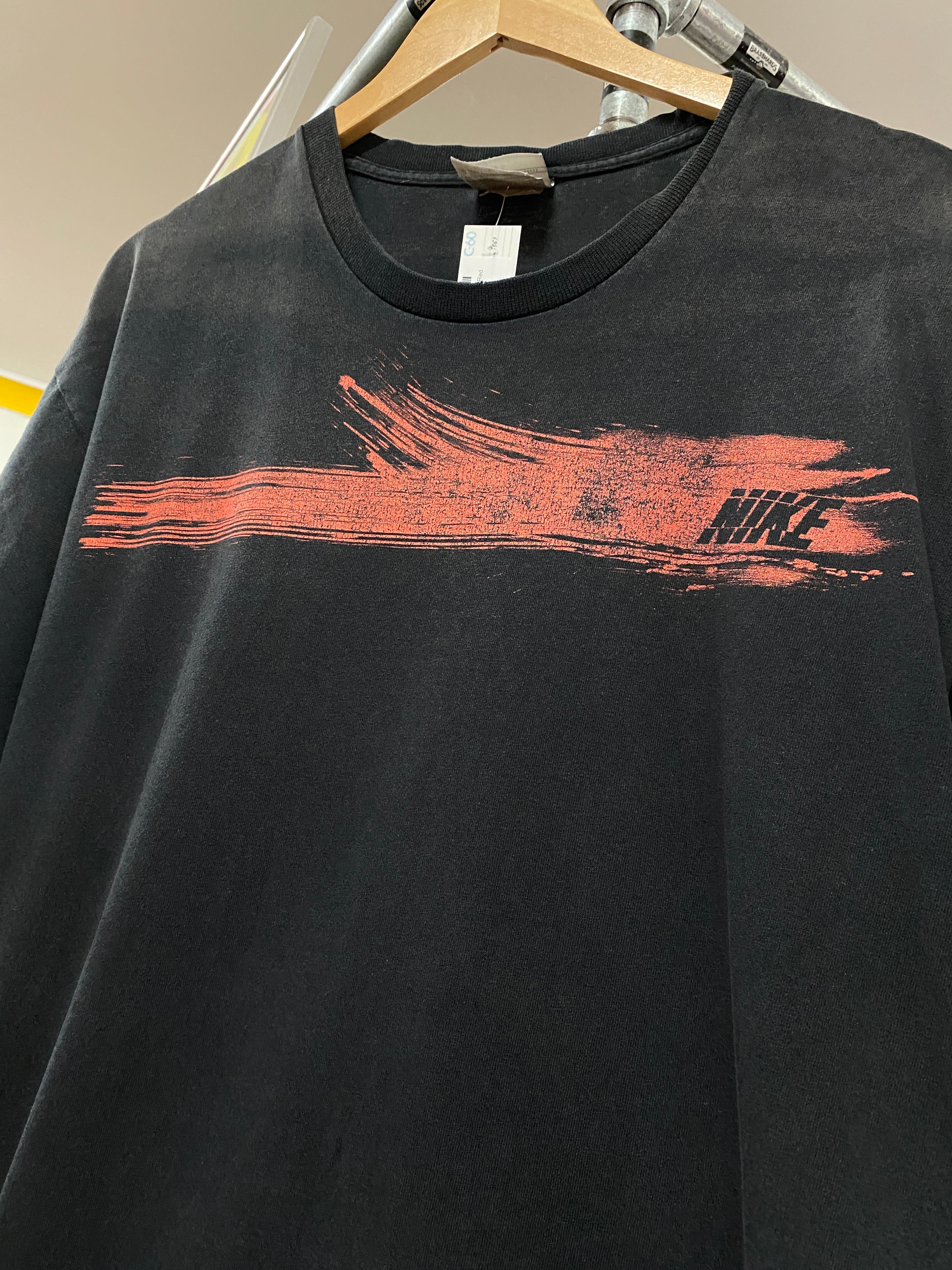 L - 2000s Nike Black Tee Red Center Splash