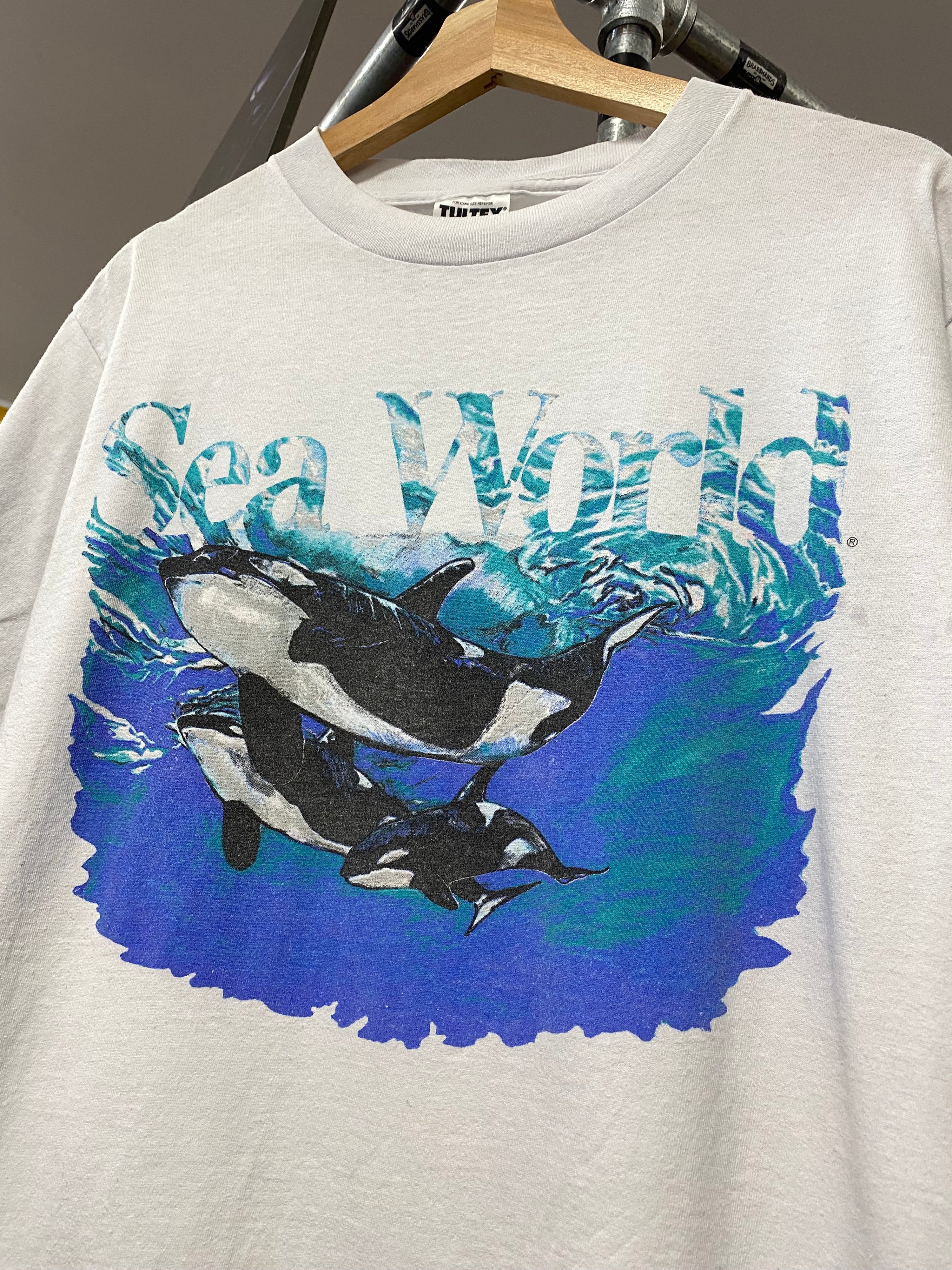 [L] Sea World Whales White Tee