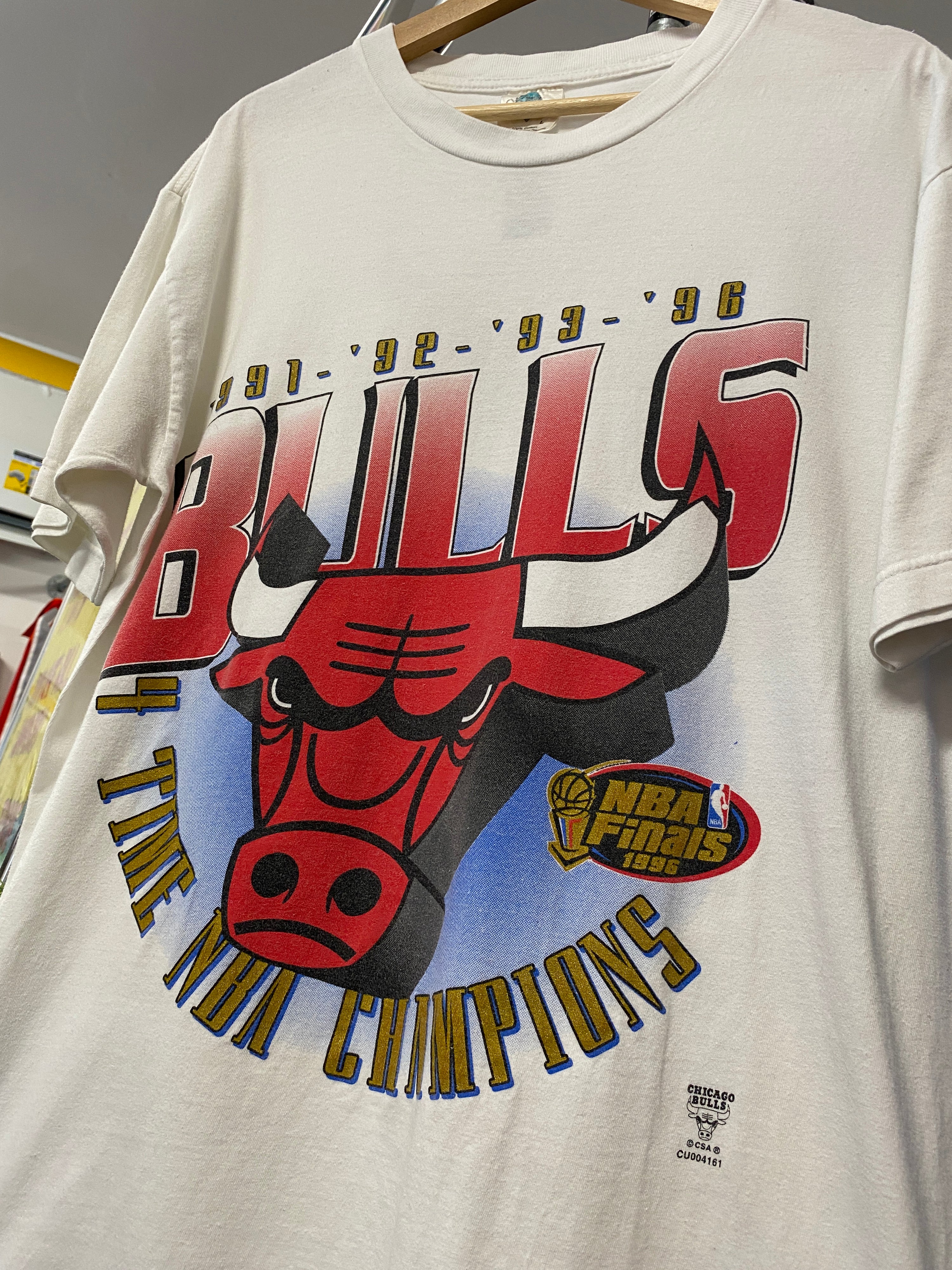 L - 1996 Chicago Bulls 4 Time Champions White DS