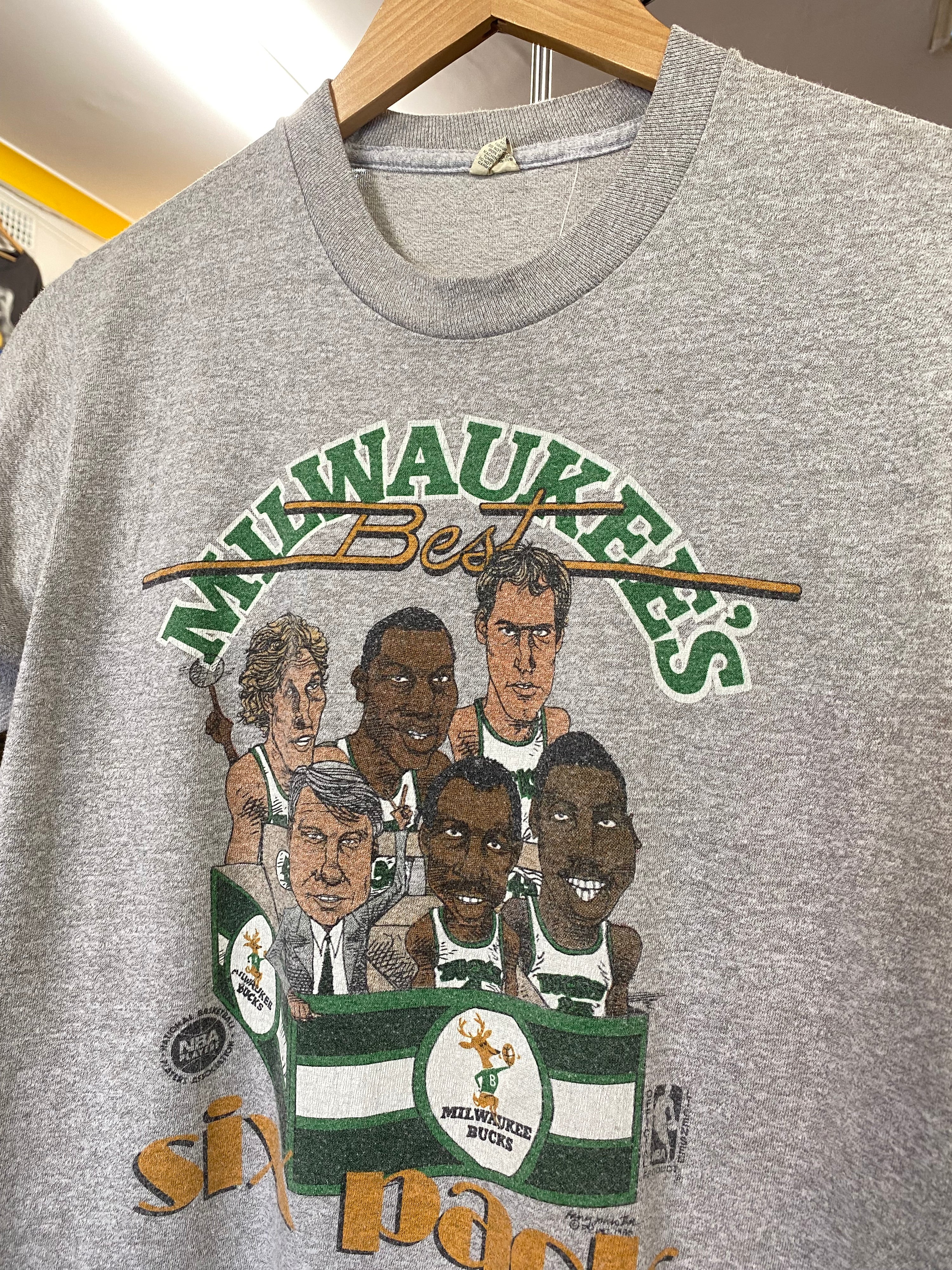 [S] 1986 Milwaukee's Best Six Pack - Bucks Caricature Tshirt