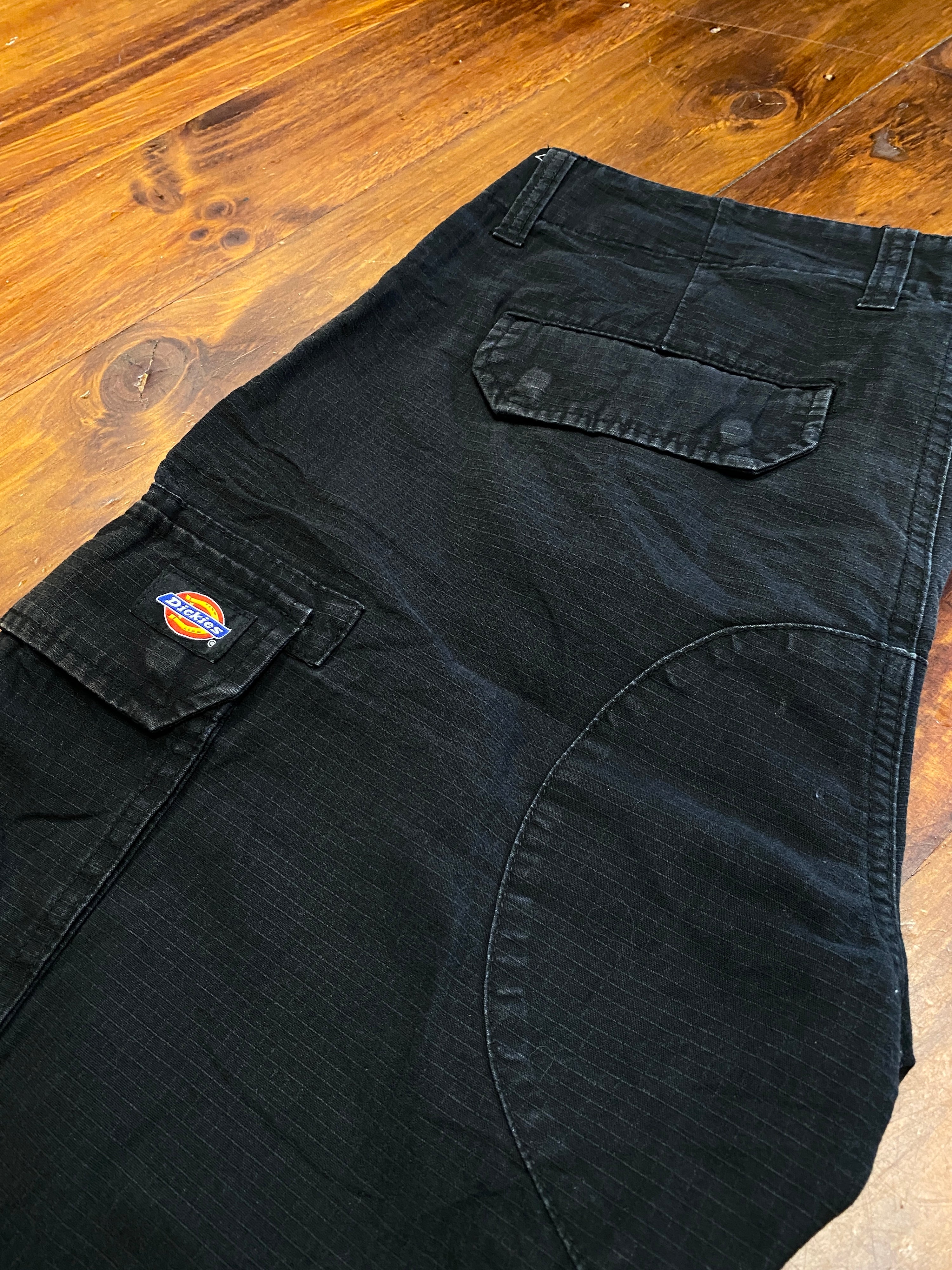 32 - Dickies Black Cargo Shorts S318