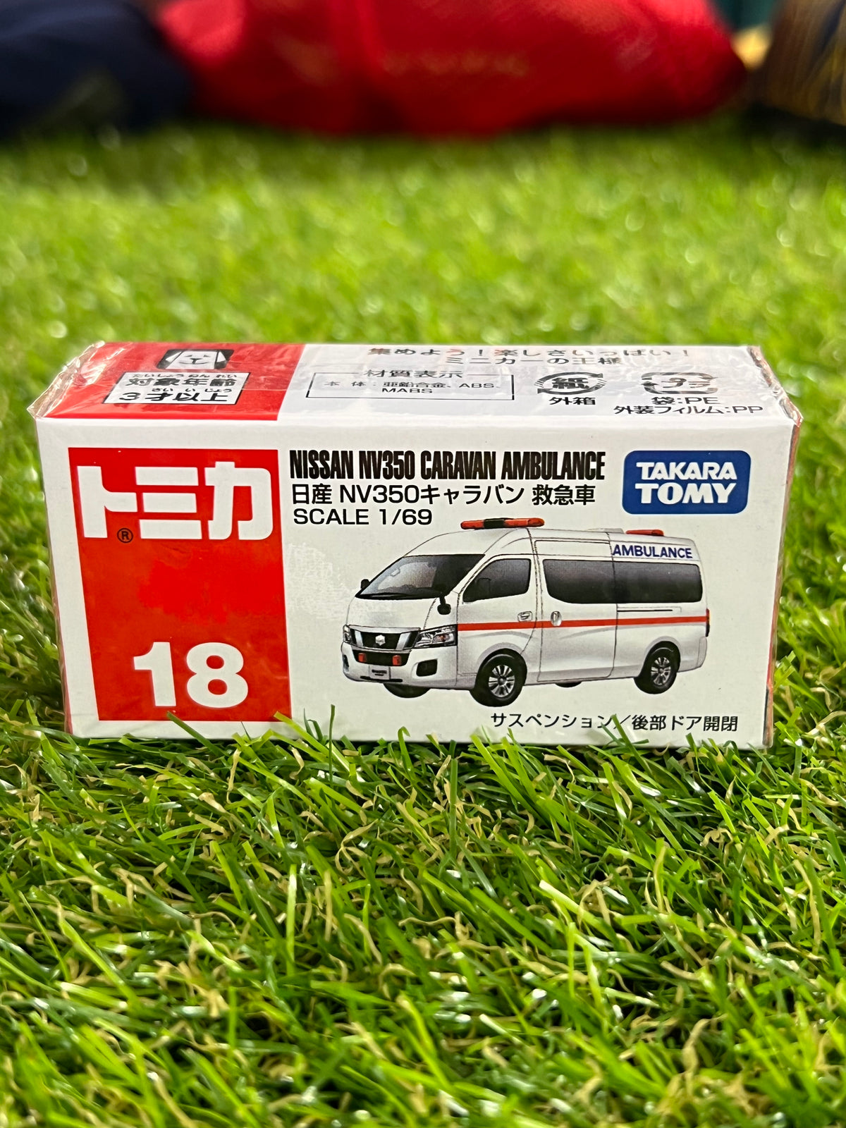 Takara Tomy 18 Nissan NV350 Caravan Ambulance