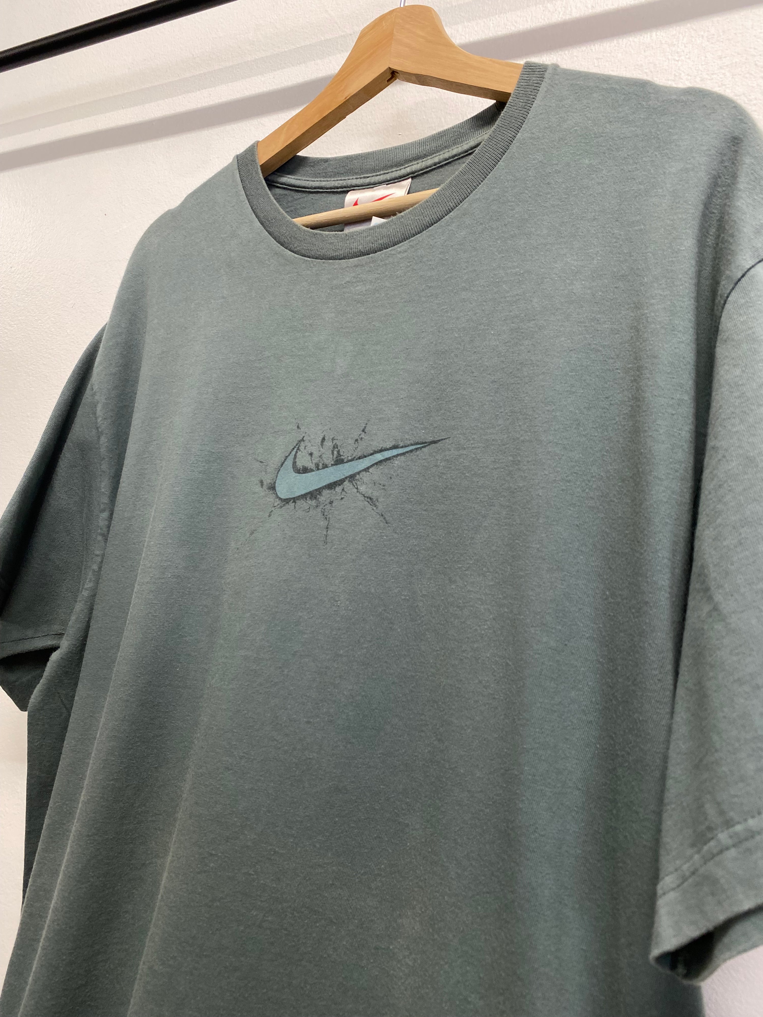 XL - Nike 2000s Green Tee Spatter Centre Tick