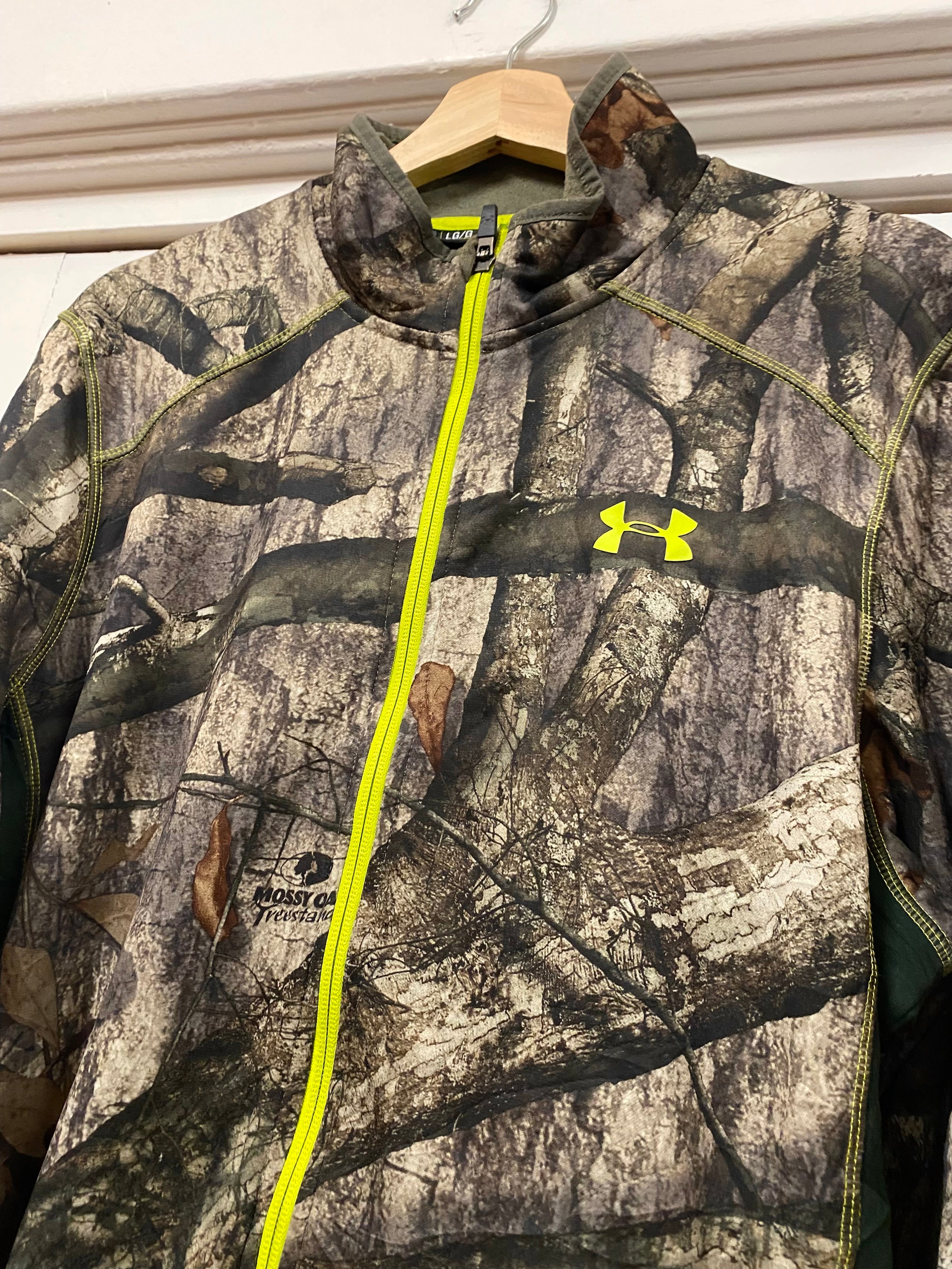 [L] Mossy Oak x Under Armour Camo Windbreaker