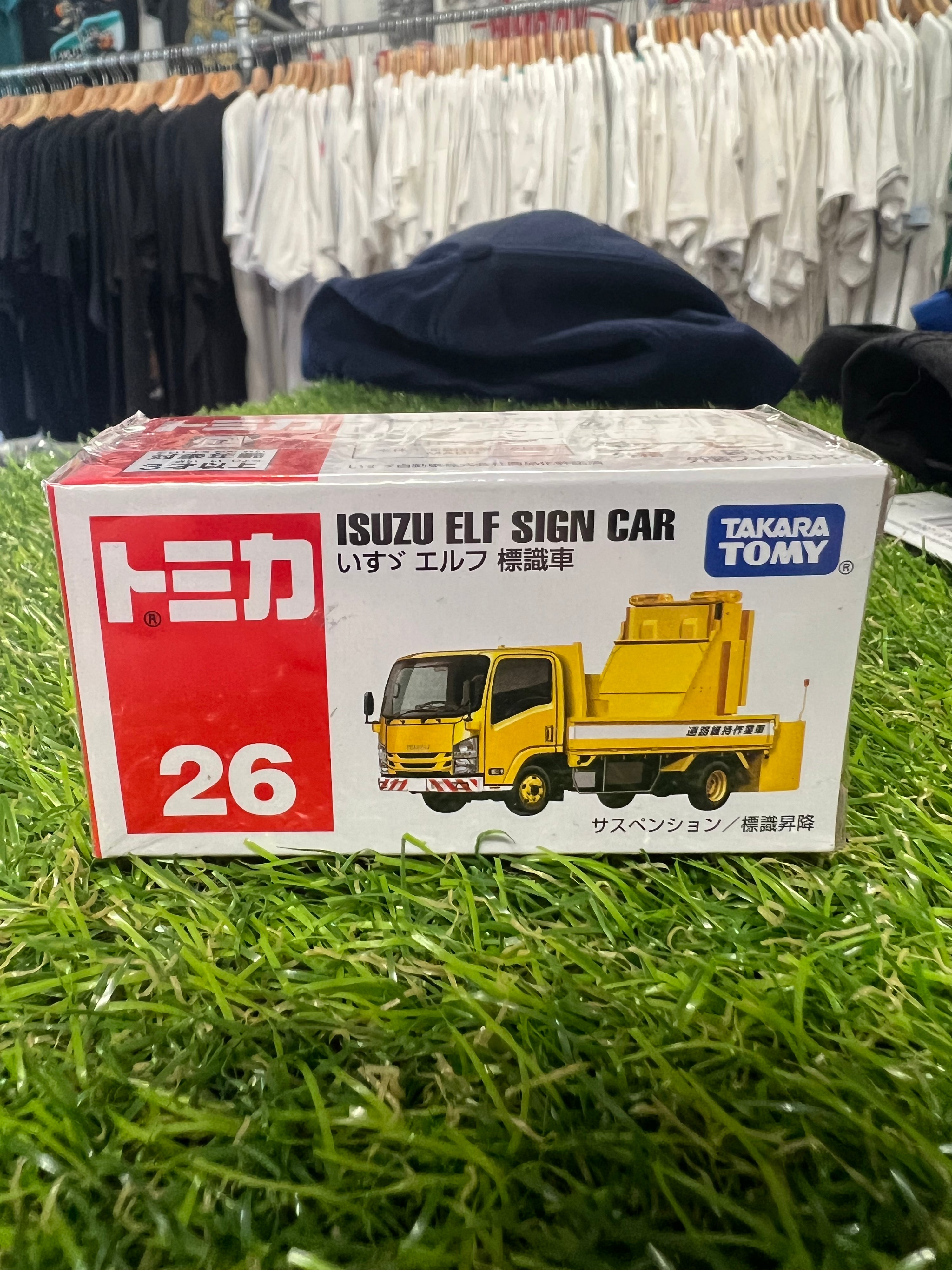 Takara Tomy #26 Isuzu ELF Sign Car