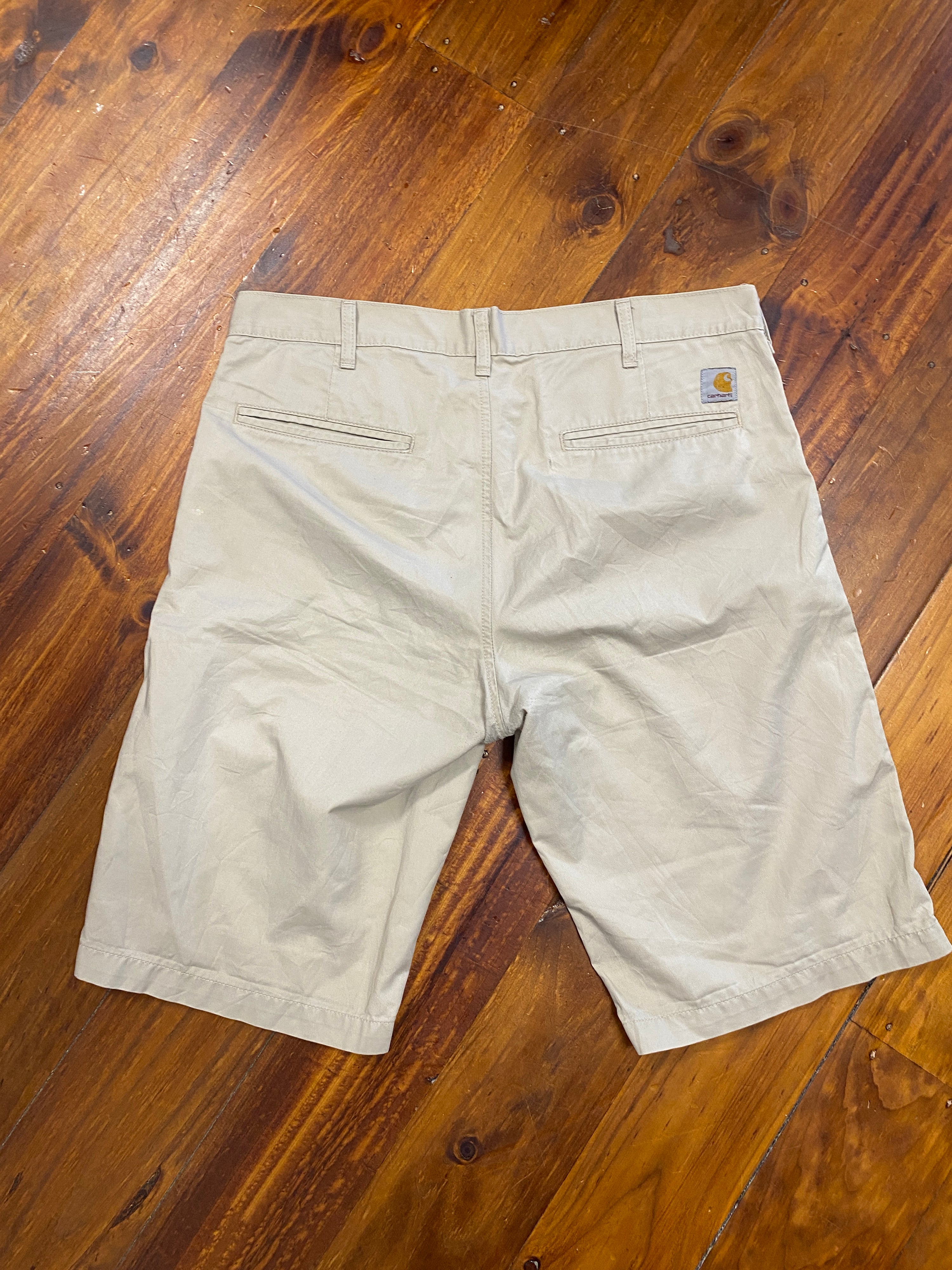 36 - Carhartt Presenter Bermuda Shorts Beige S320