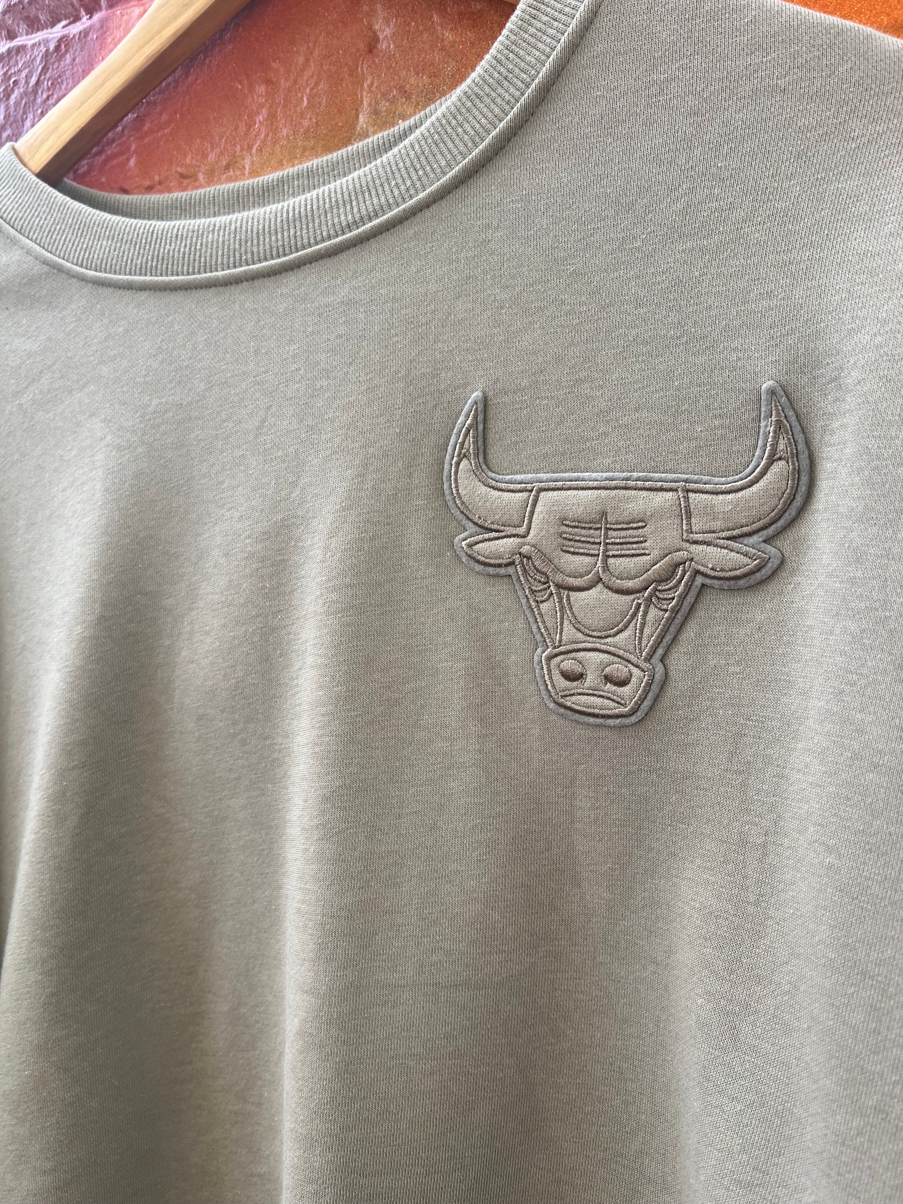 L - Chicago Bulls Olive Green Cropped Jumper