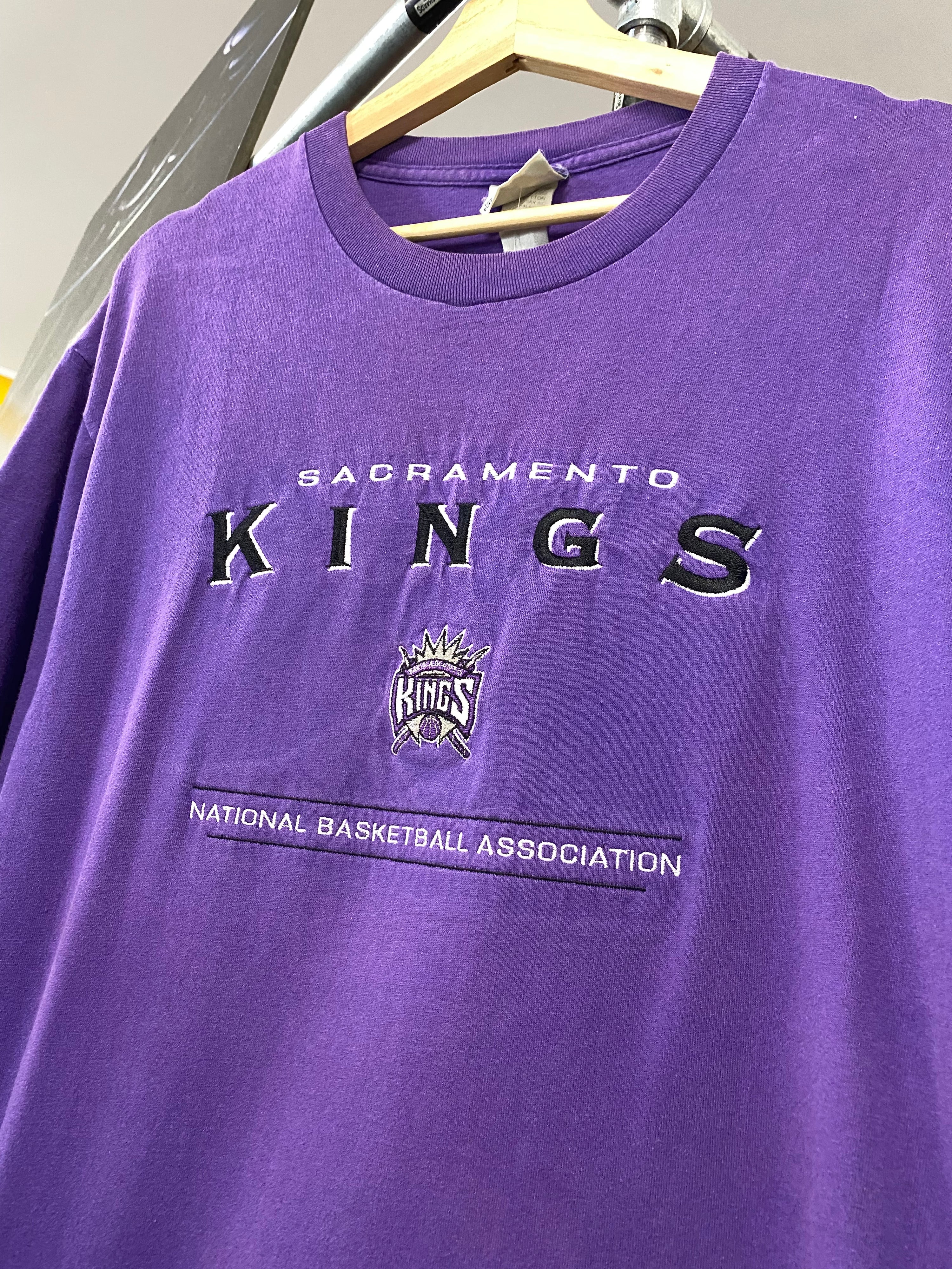 L - Vintage Sacramento Kings Embroidered Purple Tee