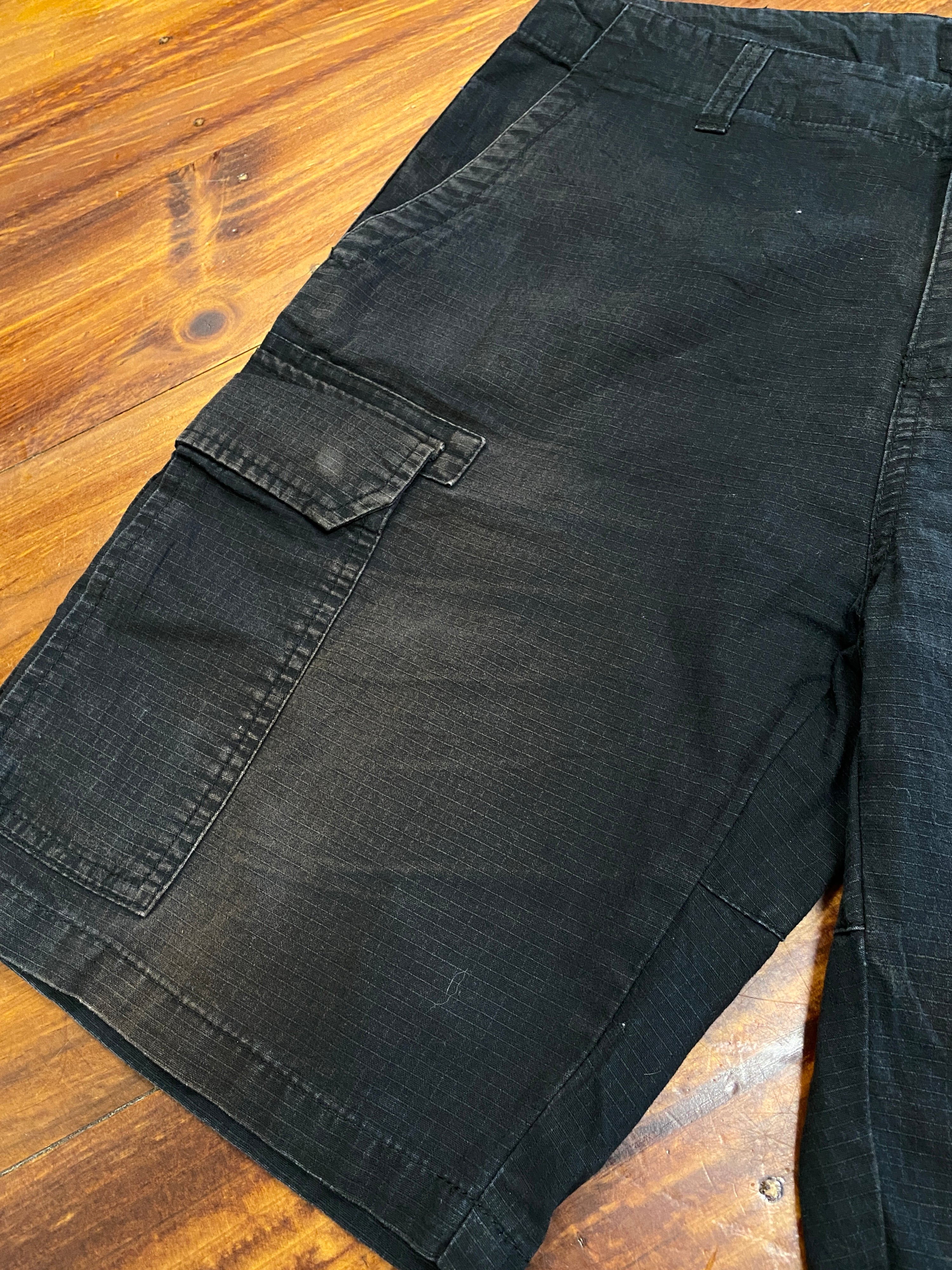 32 - Dickies Black Cargo Shorts S318