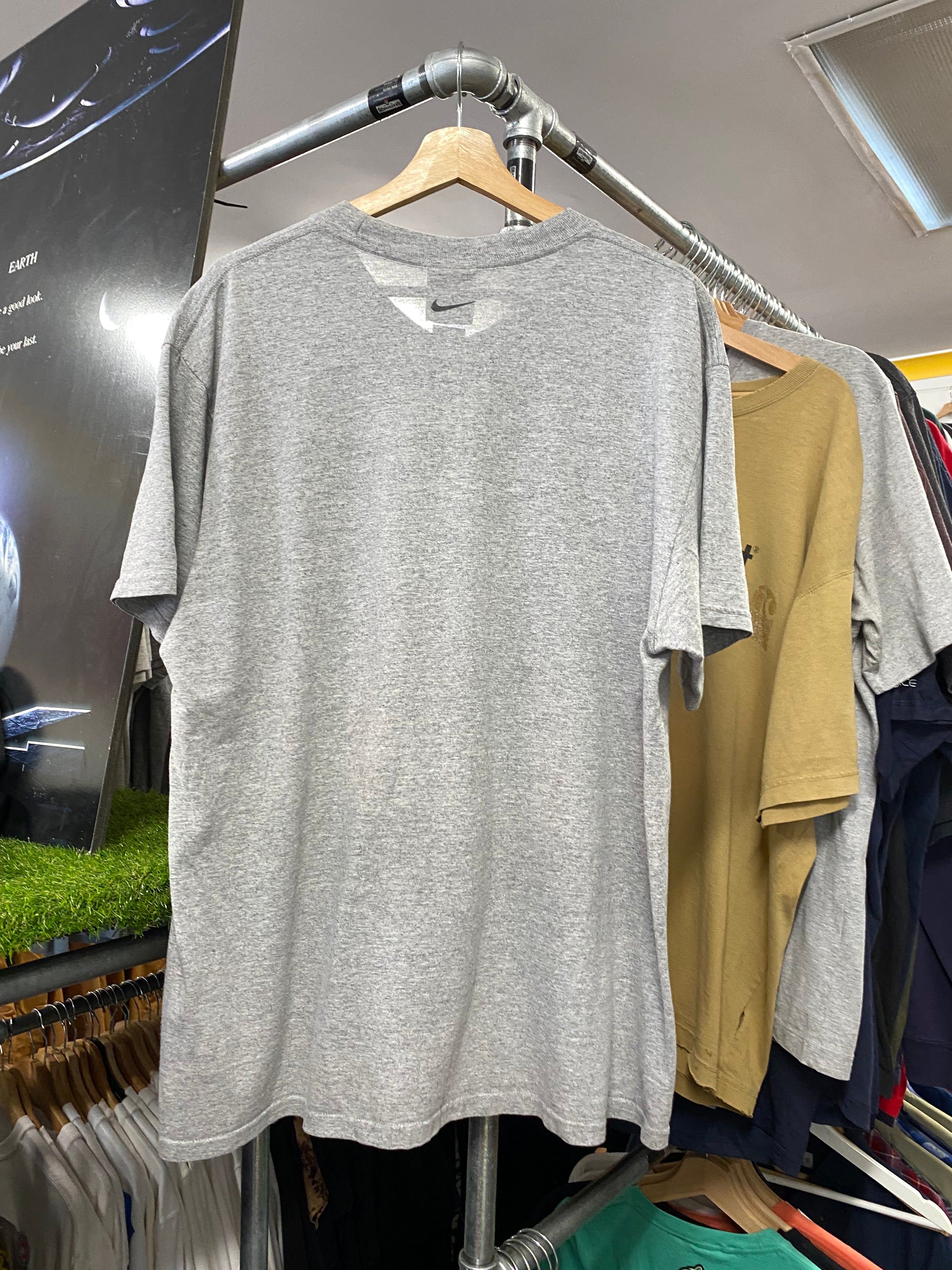 L - 2000s Nike Team Army Athletics DS Grey Tee