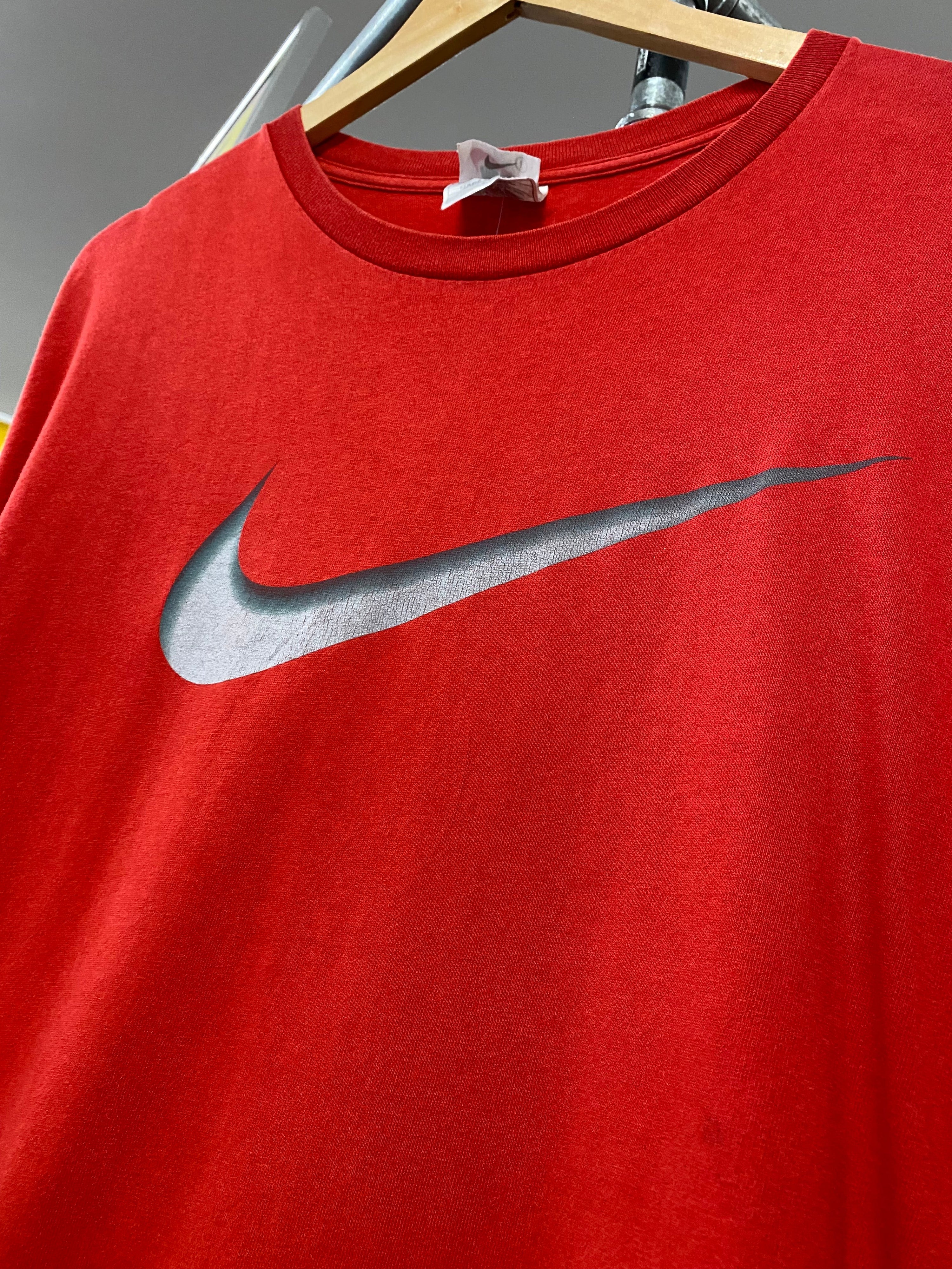 L - 1990s Nike Big Silver Shadow Centre Tick Red Tee