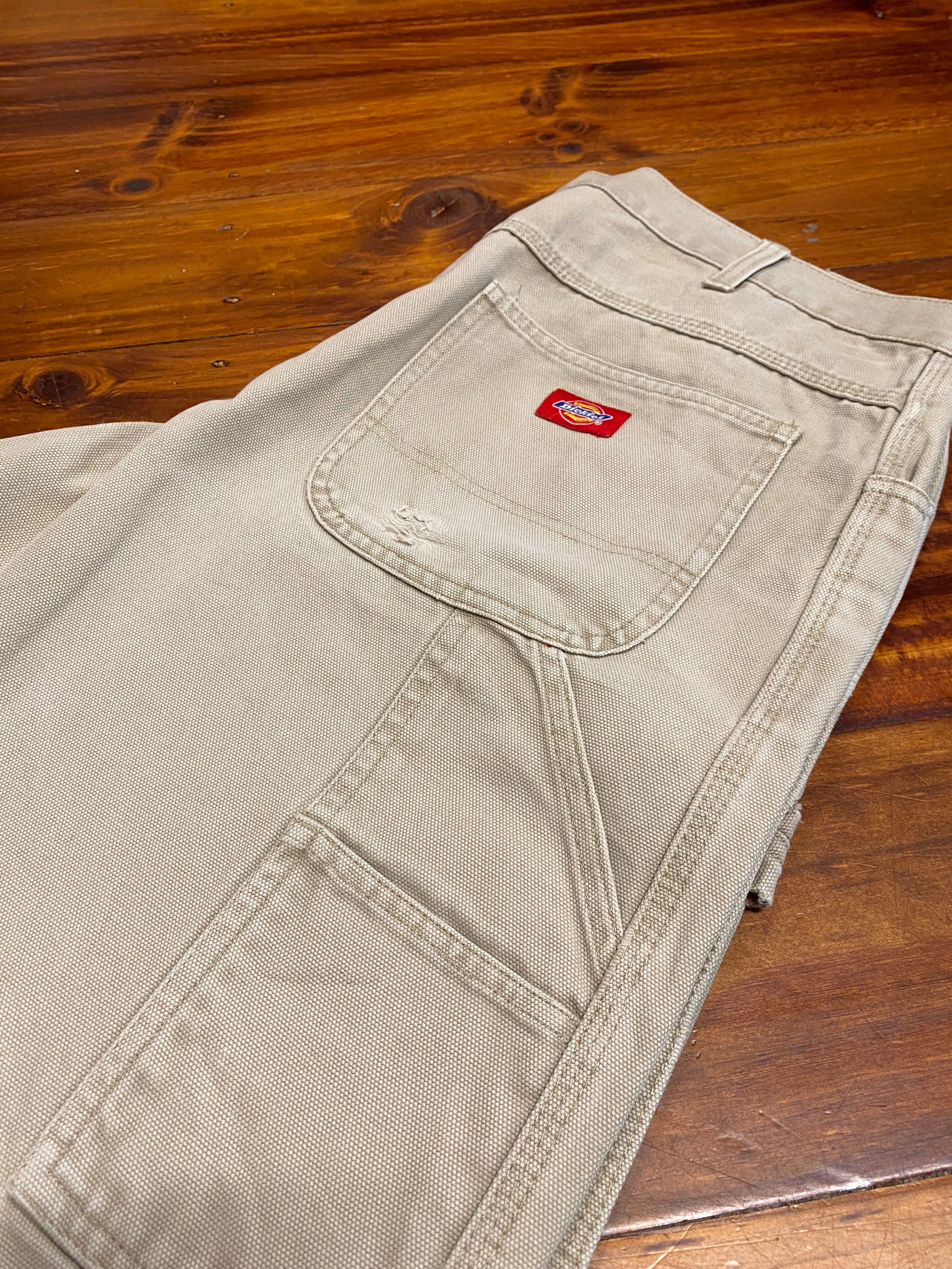 36 - Dickies Cream/Beige Carpenter Shorts DS101