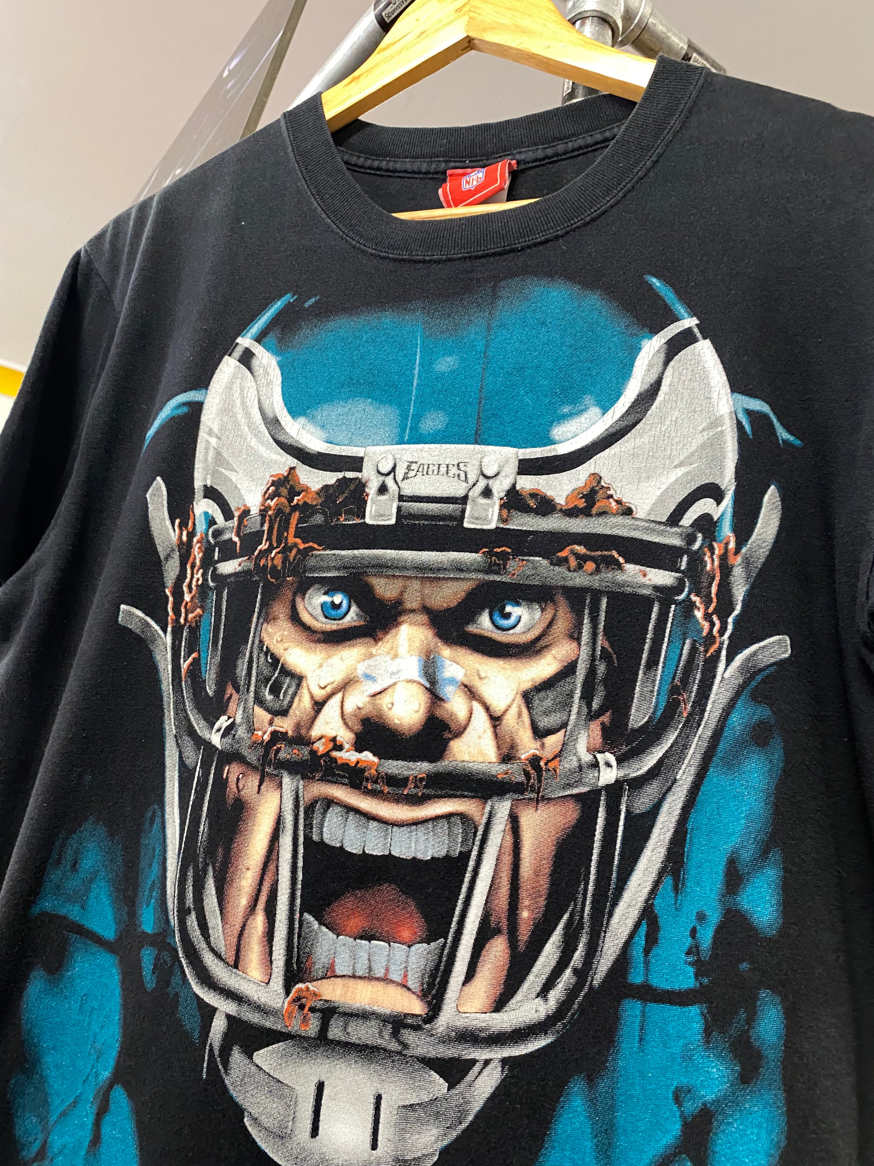 M - Philidelphia Eagles Screaming Football Player Black Tee