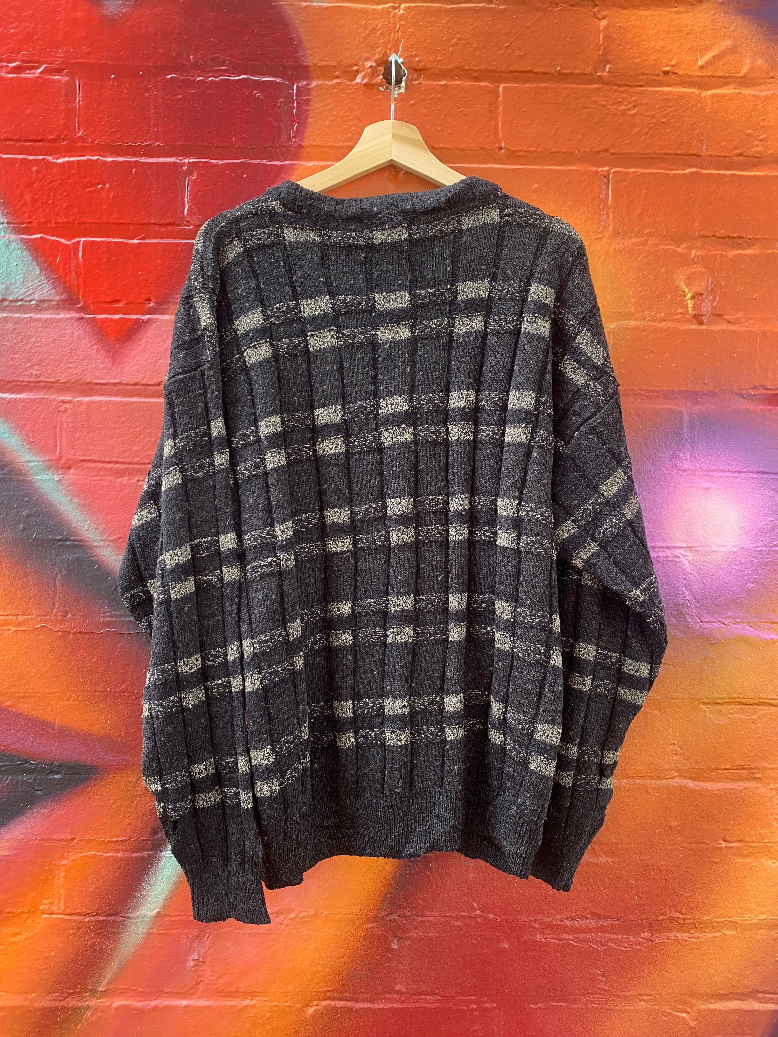 [L] Expression Black/Beige Knit Sweater