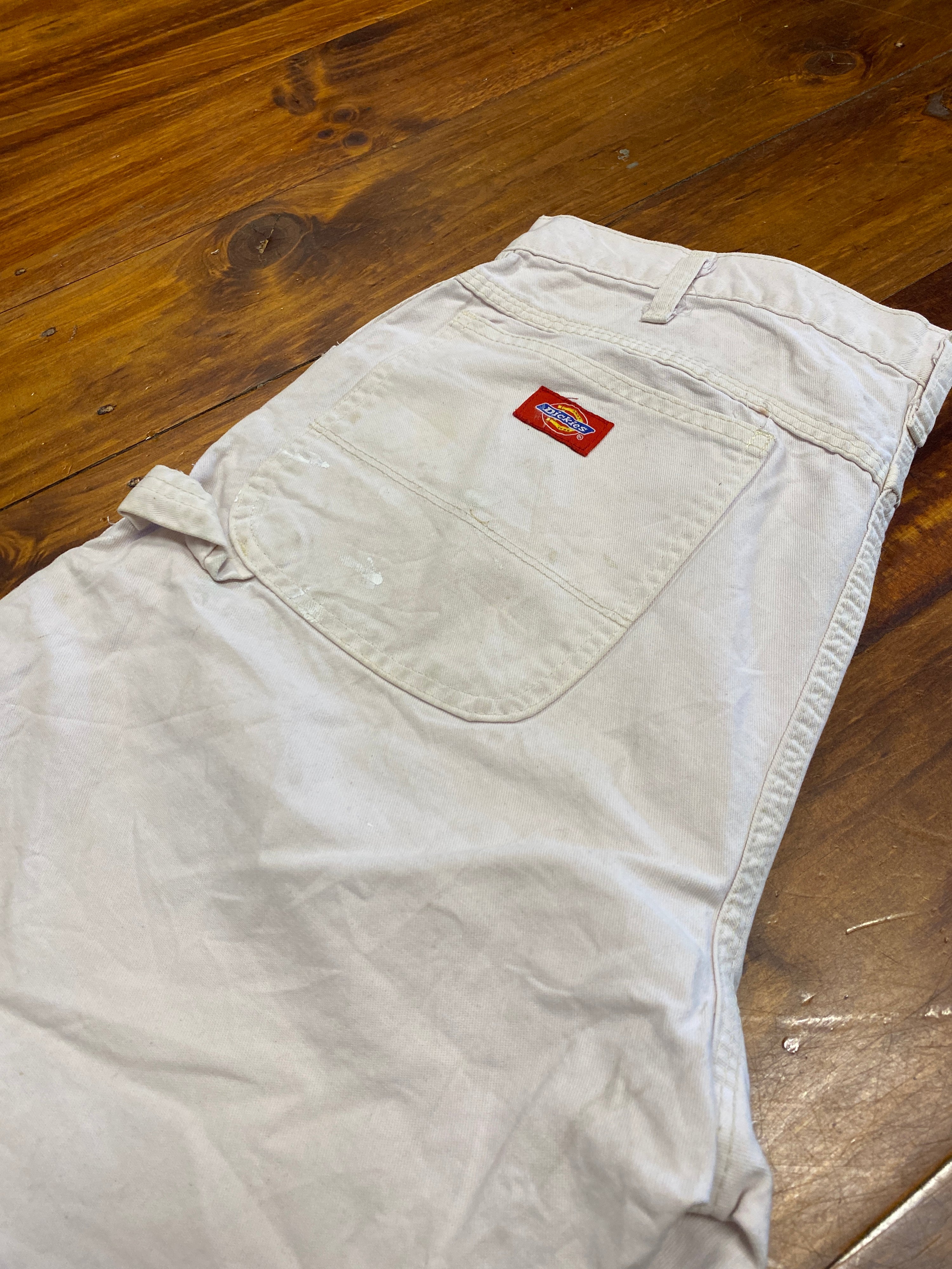 32 - Dickies White Carpenter Shorts Paint Marks S304