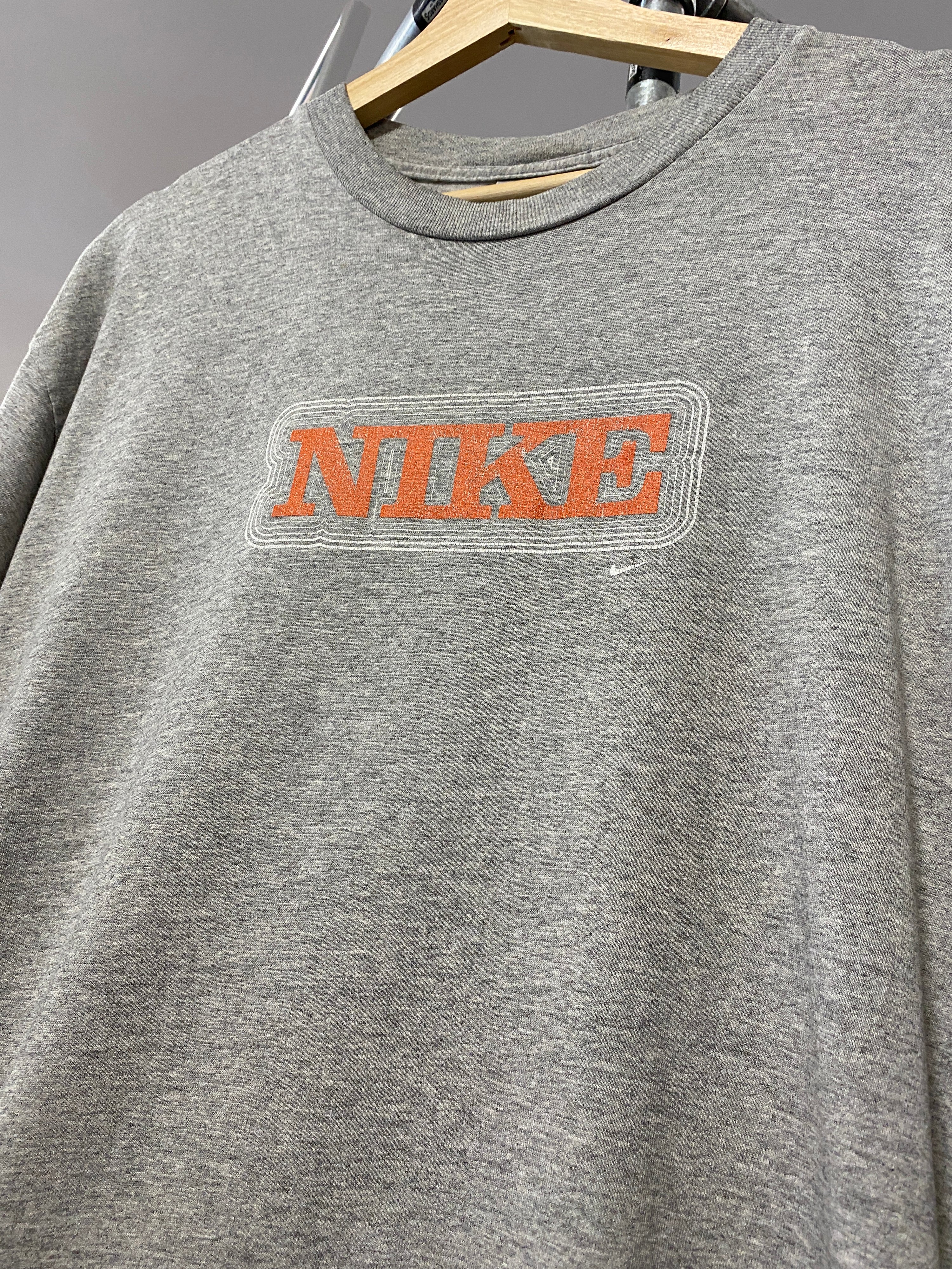 XL - 2000s Nike Grey Tee Orange Spellout Ripple