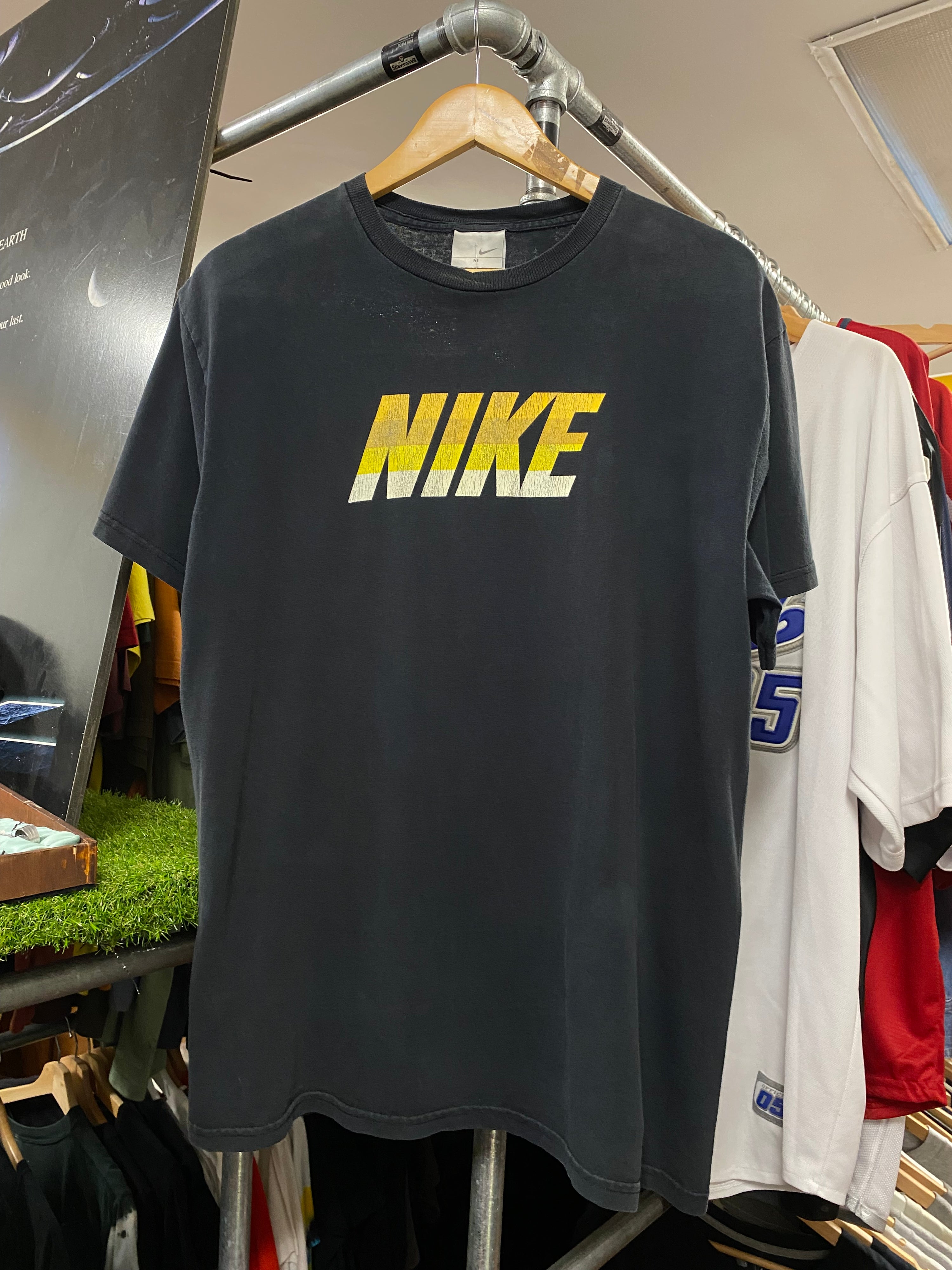 M - 2000s Nike Black Tee Spellout Gradient