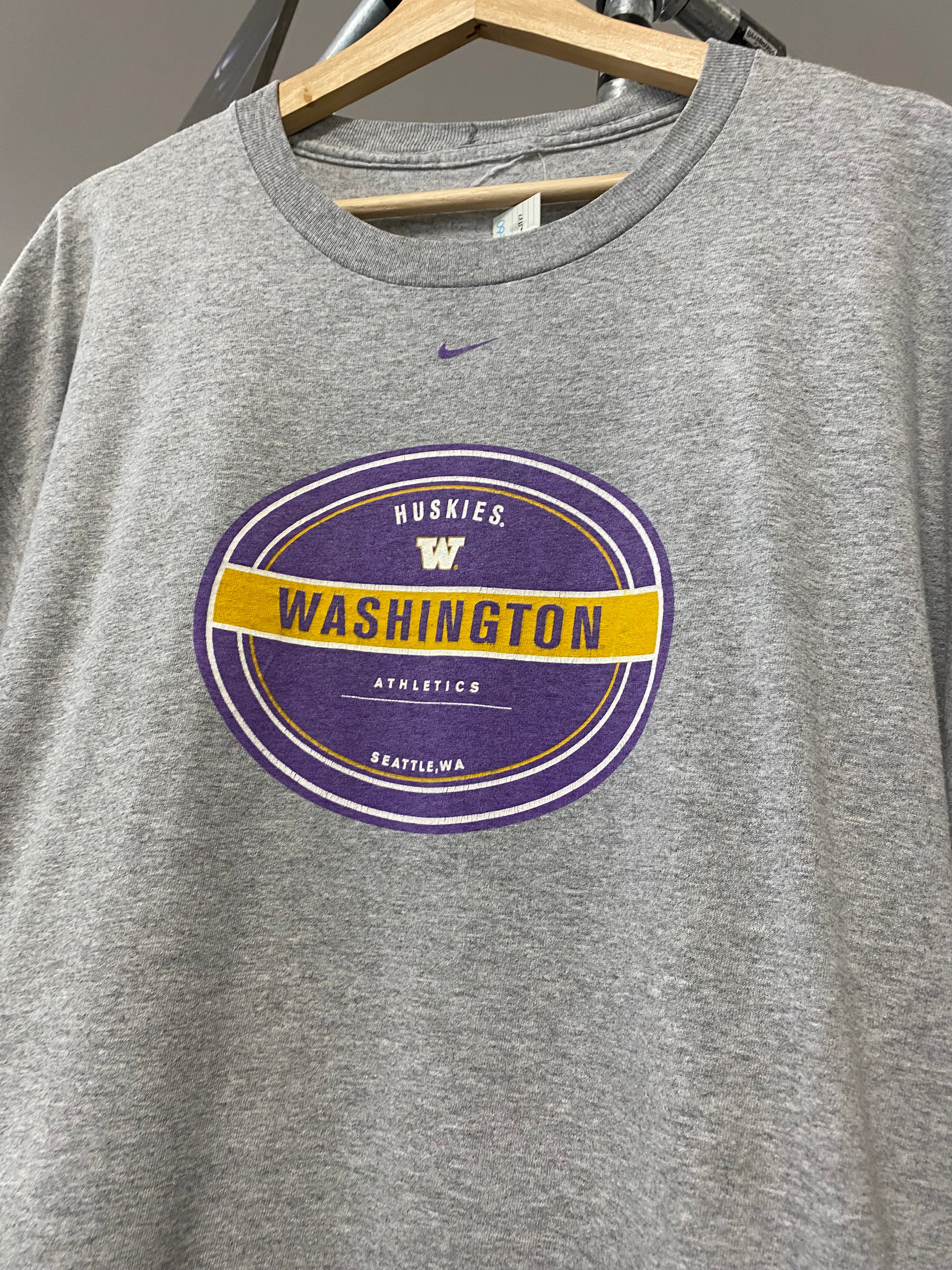 XL - Nike x Washington Huskies Athletics Grey Tee Purple Logo