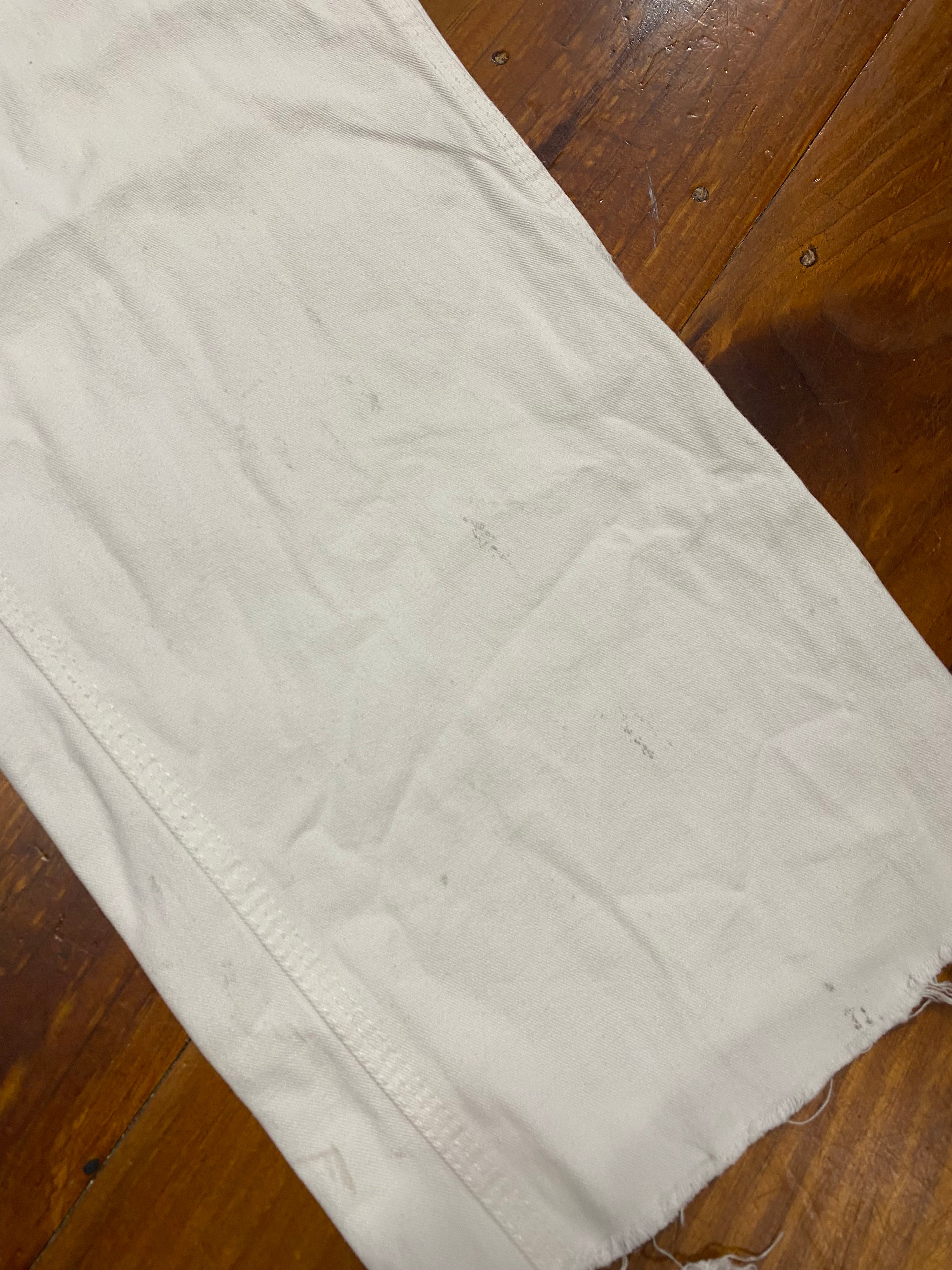 [34] Duron Paints White Pants