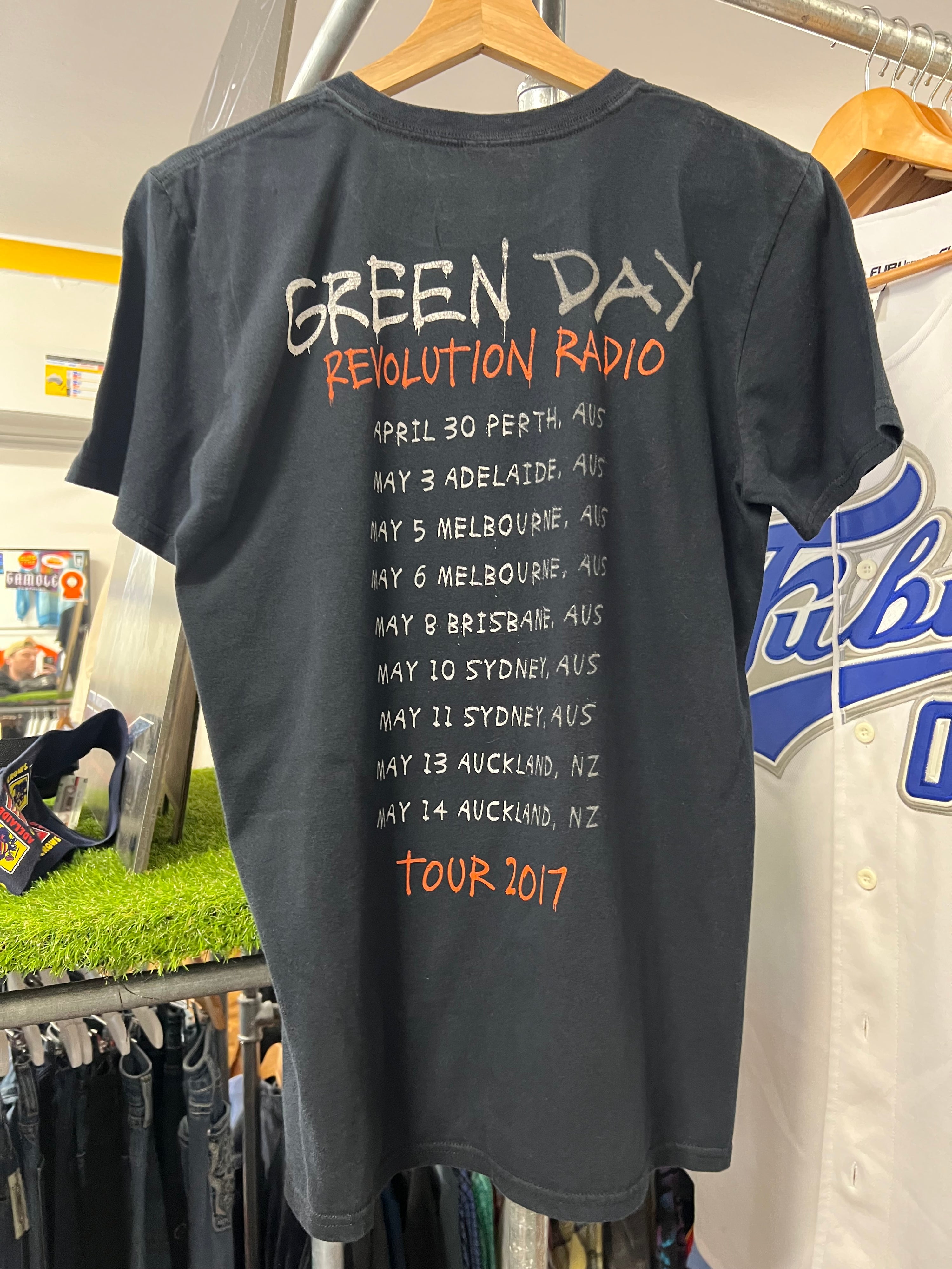 M - 2017 Green Day Revolution Radio DS Tour