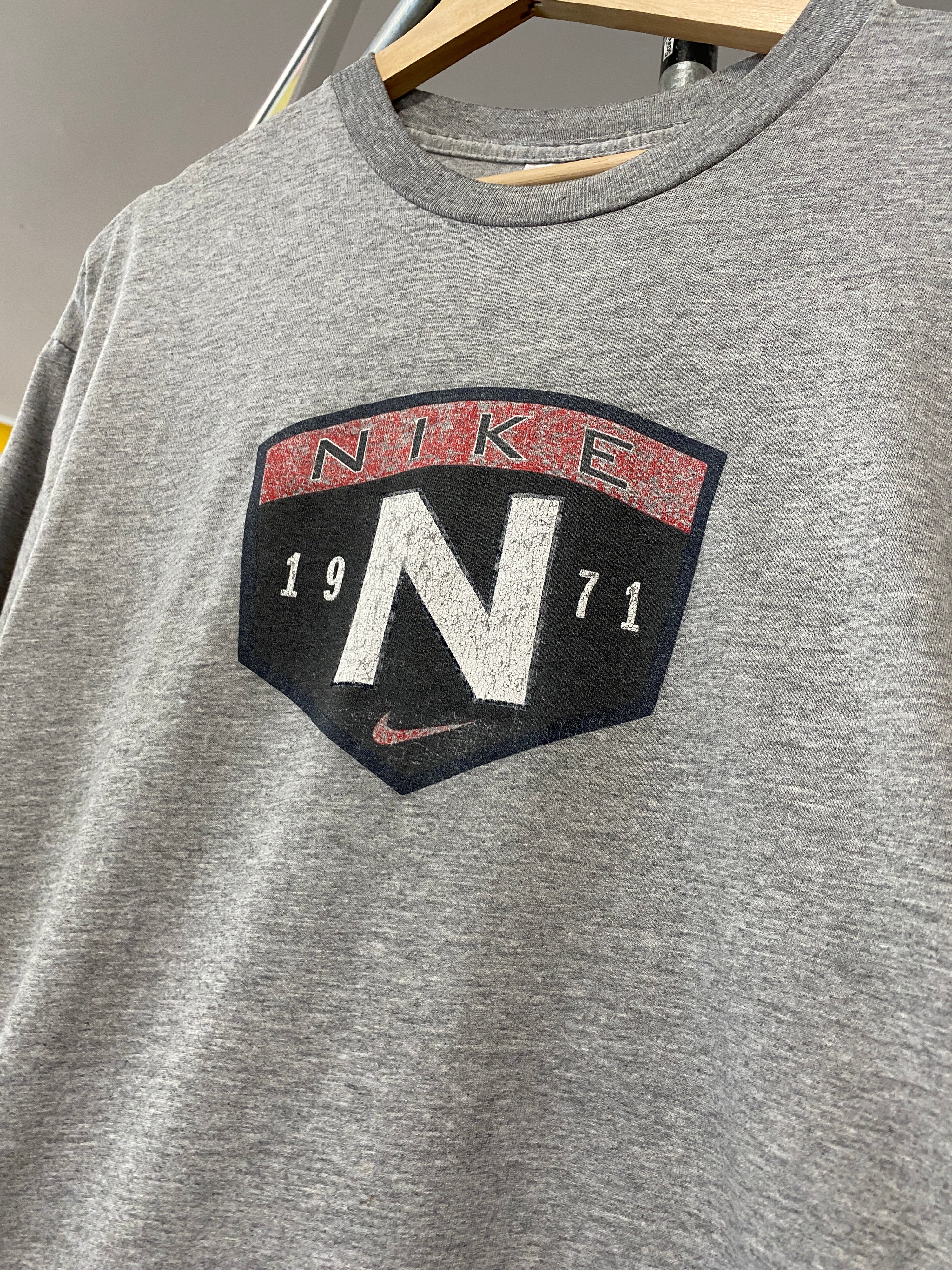 L - 2000s Nike 19N71 Shield Grey Tee