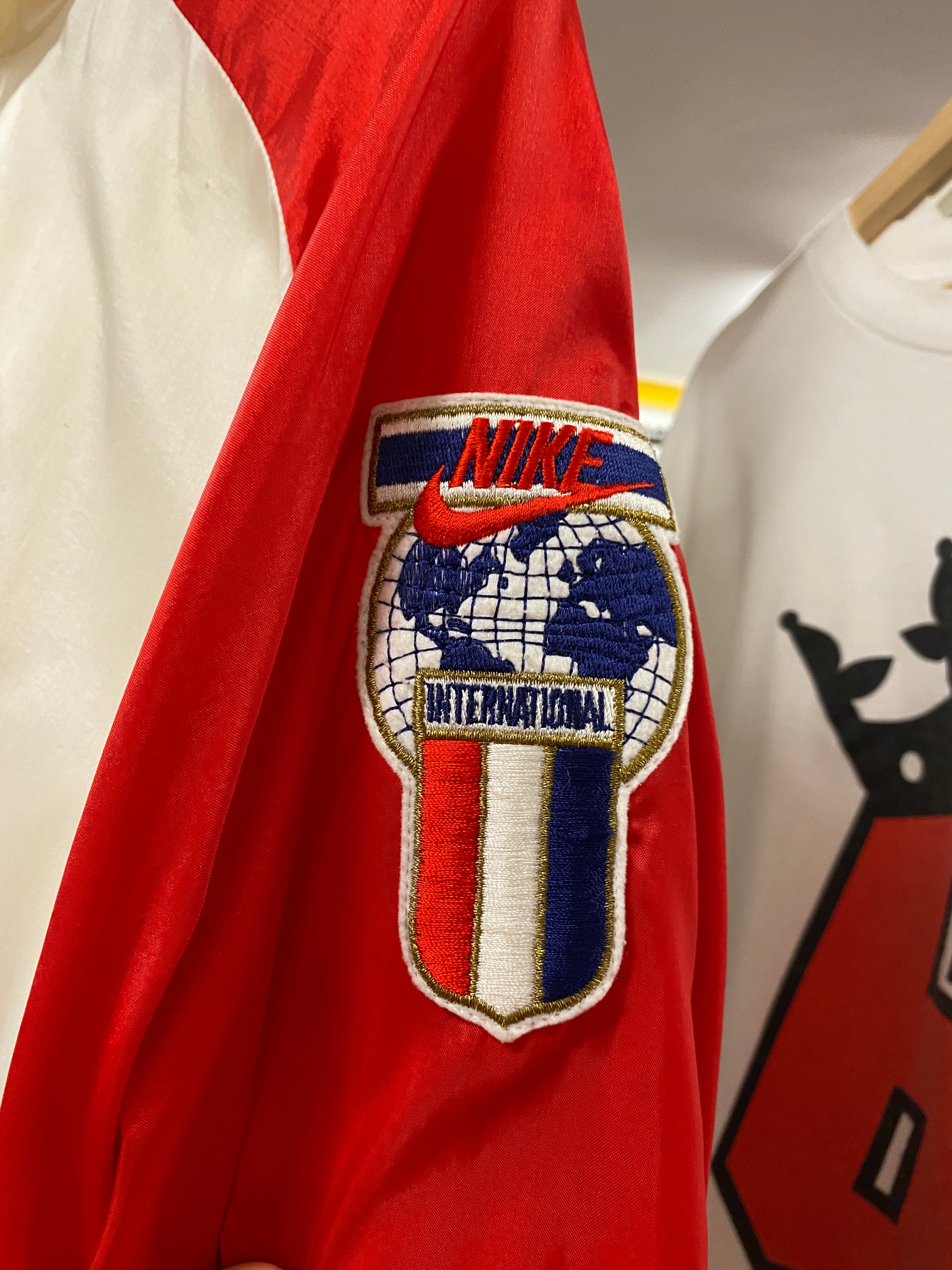 XL - Vintage Nike International Jacket White/Blue, Red Sleeves