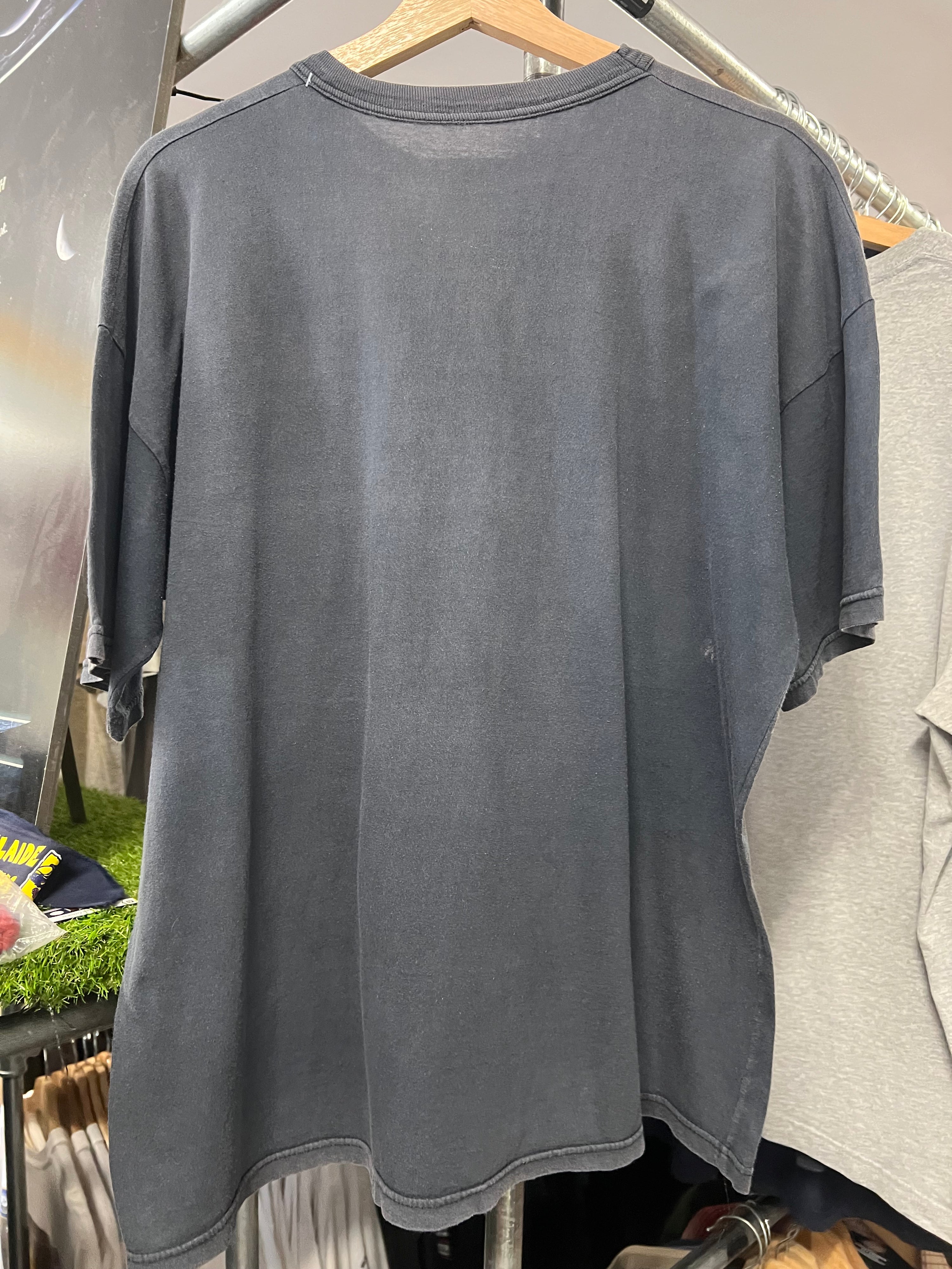 XL - 2000s Chicago Bulls Streetwear Guy Blue Tee