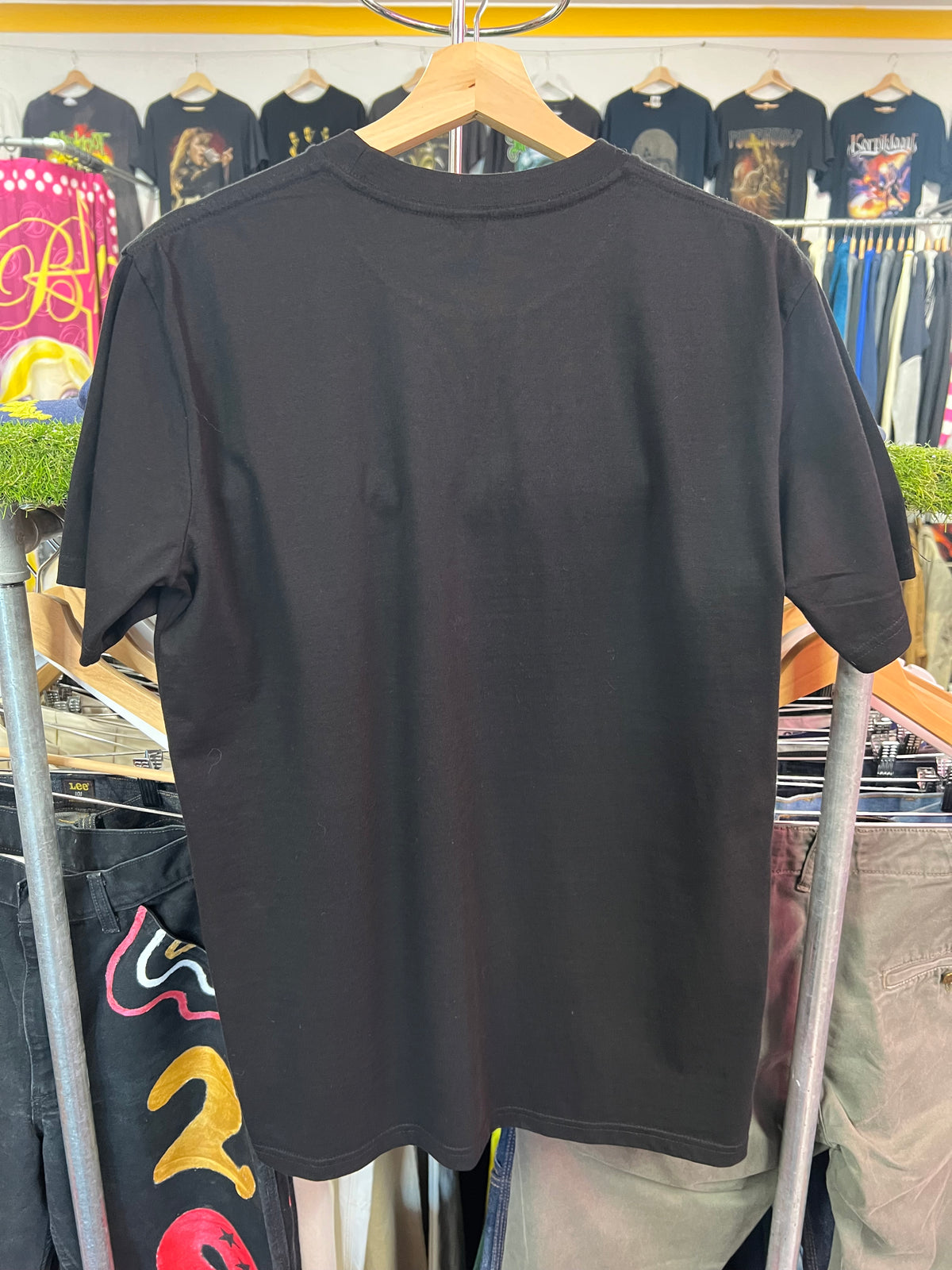 [M] TOWNS Pink/Green Graphic Black Tshirt