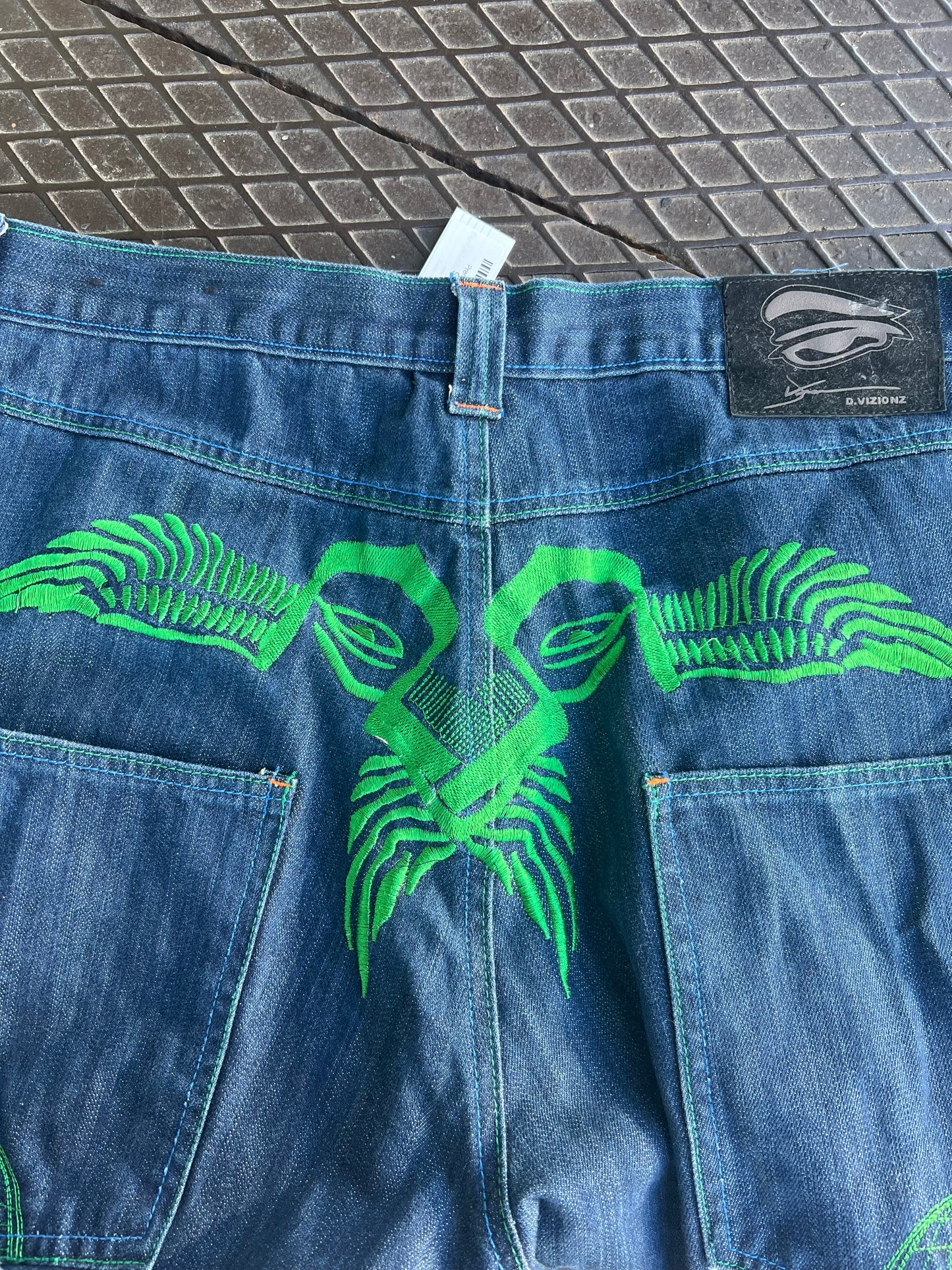 40 - D.Vizionz Embroidered Lion Rear Shorts
