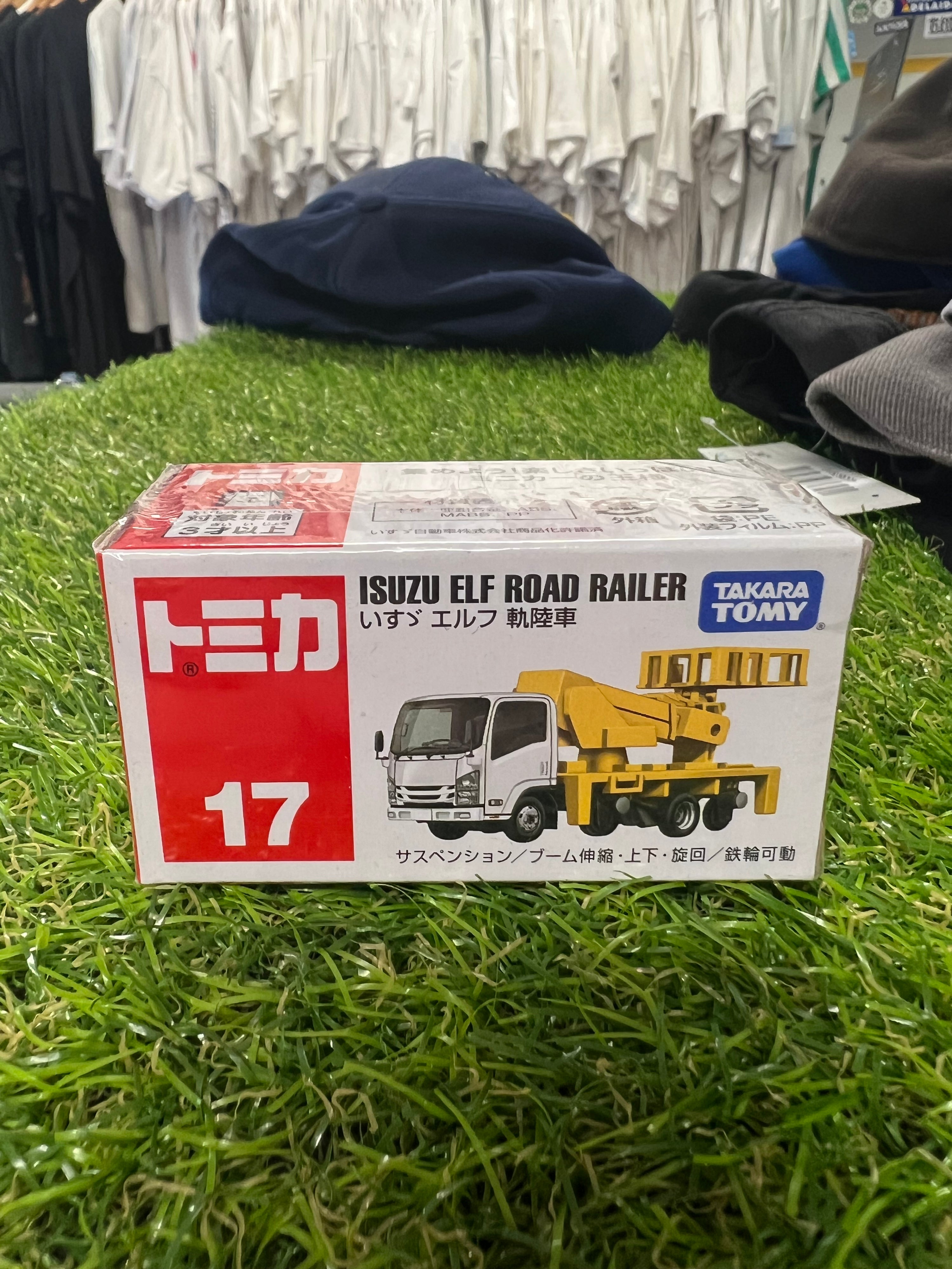 Takara Tomy #17 Isuzu Elf Road Railer