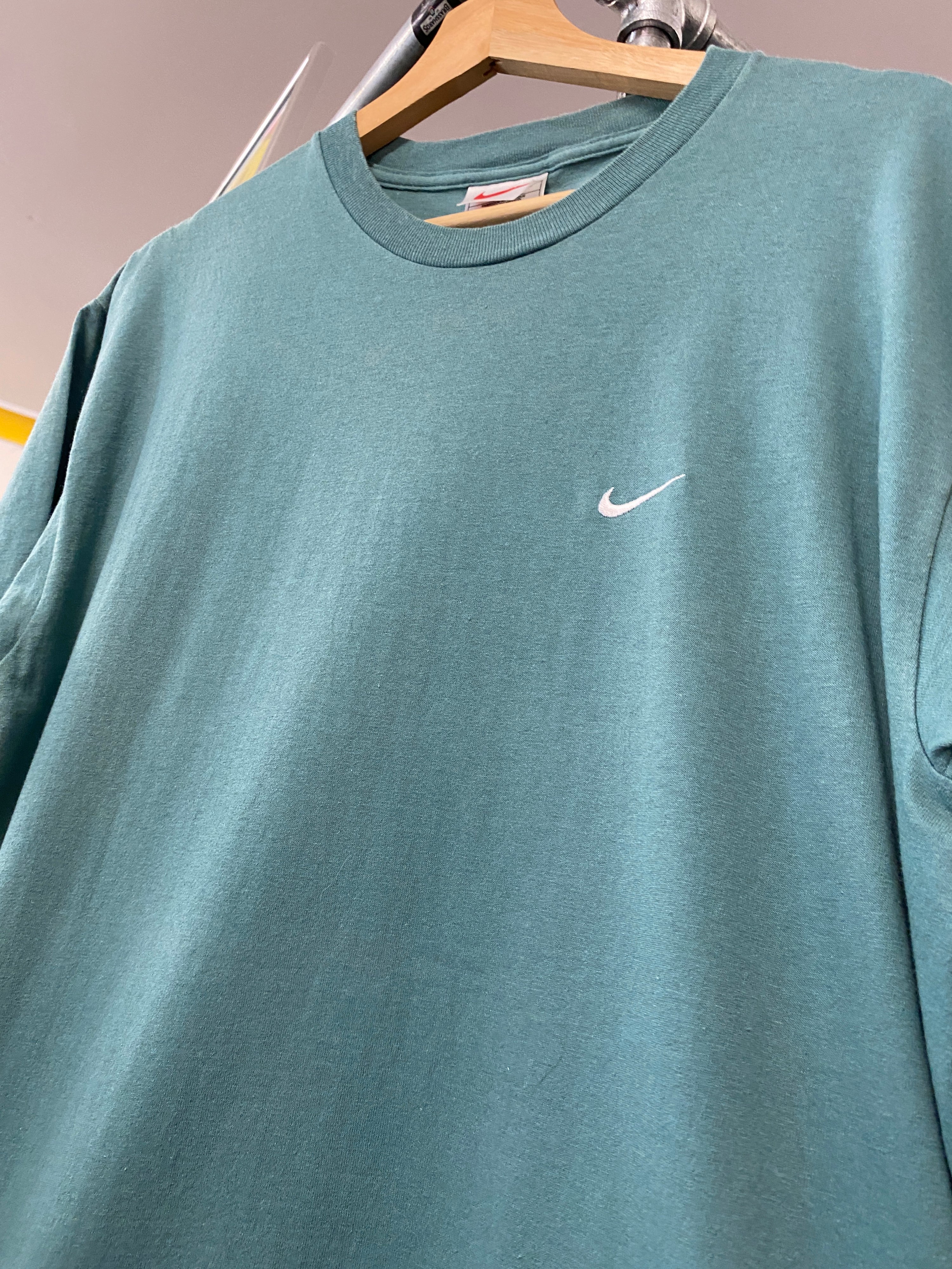 M  - 2000s Nike Embroidered Small Tick Seaweed Tee