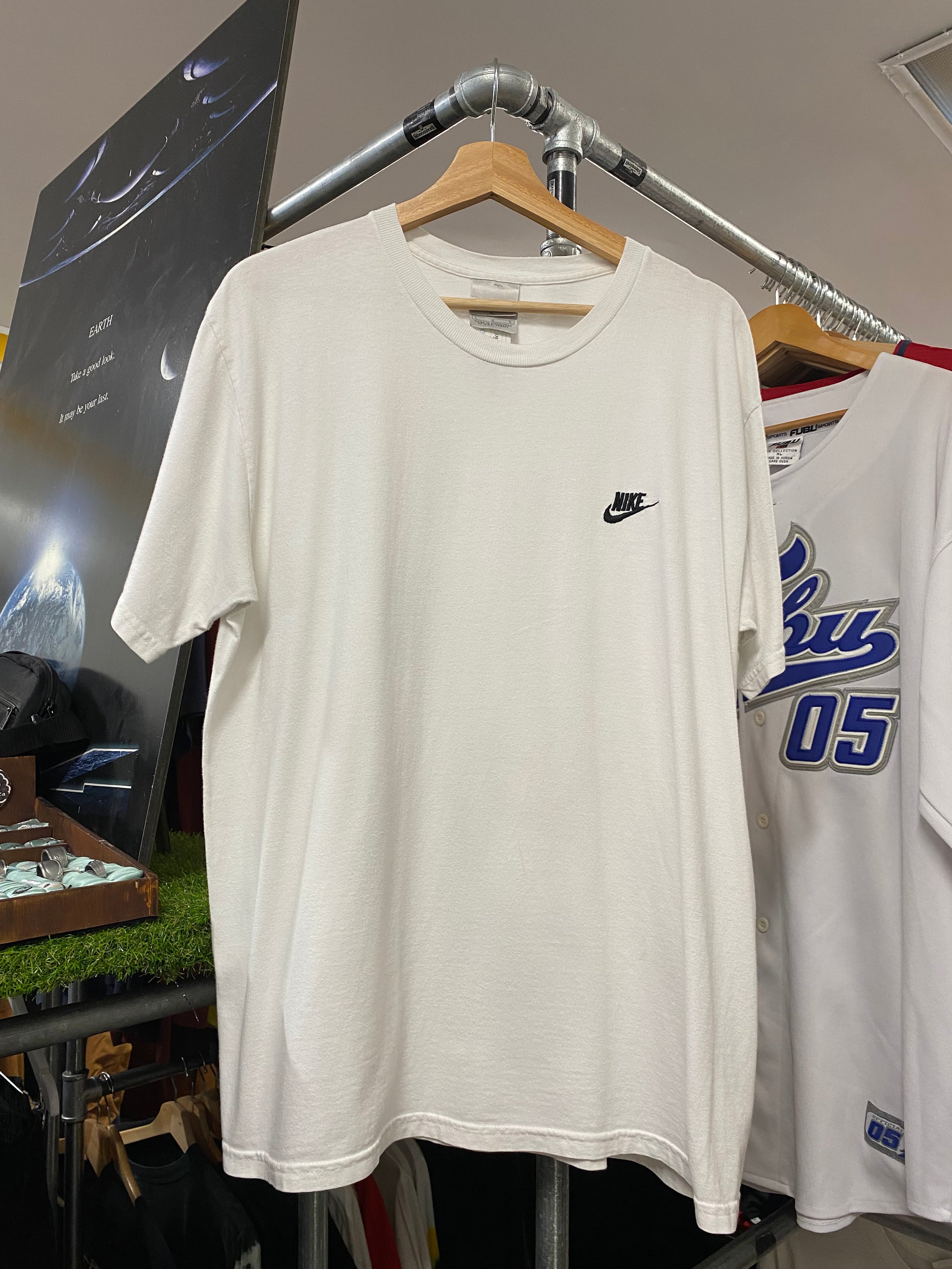 L - 2000s Nike Embroidered Breast Small Swoosh Spellout White Tee