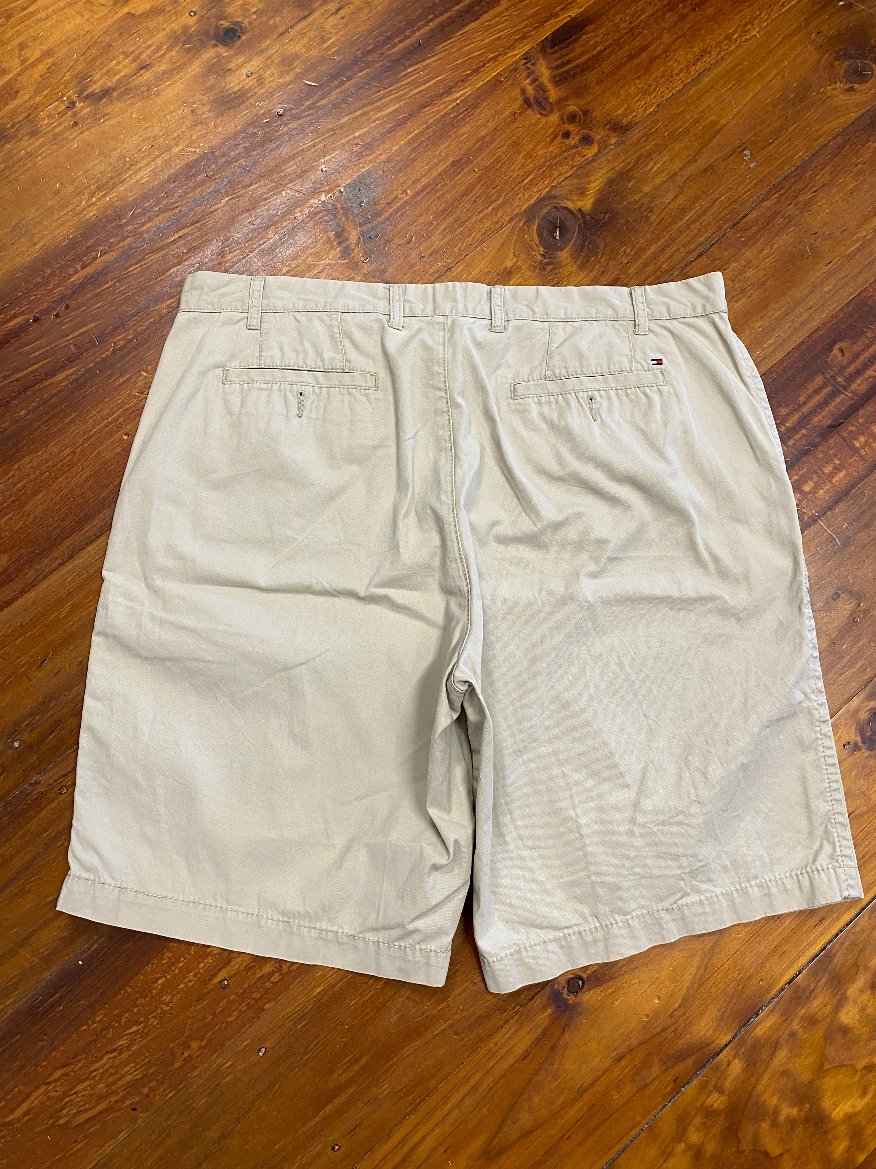 40 - Tommy Hilfiger Beige Shorts