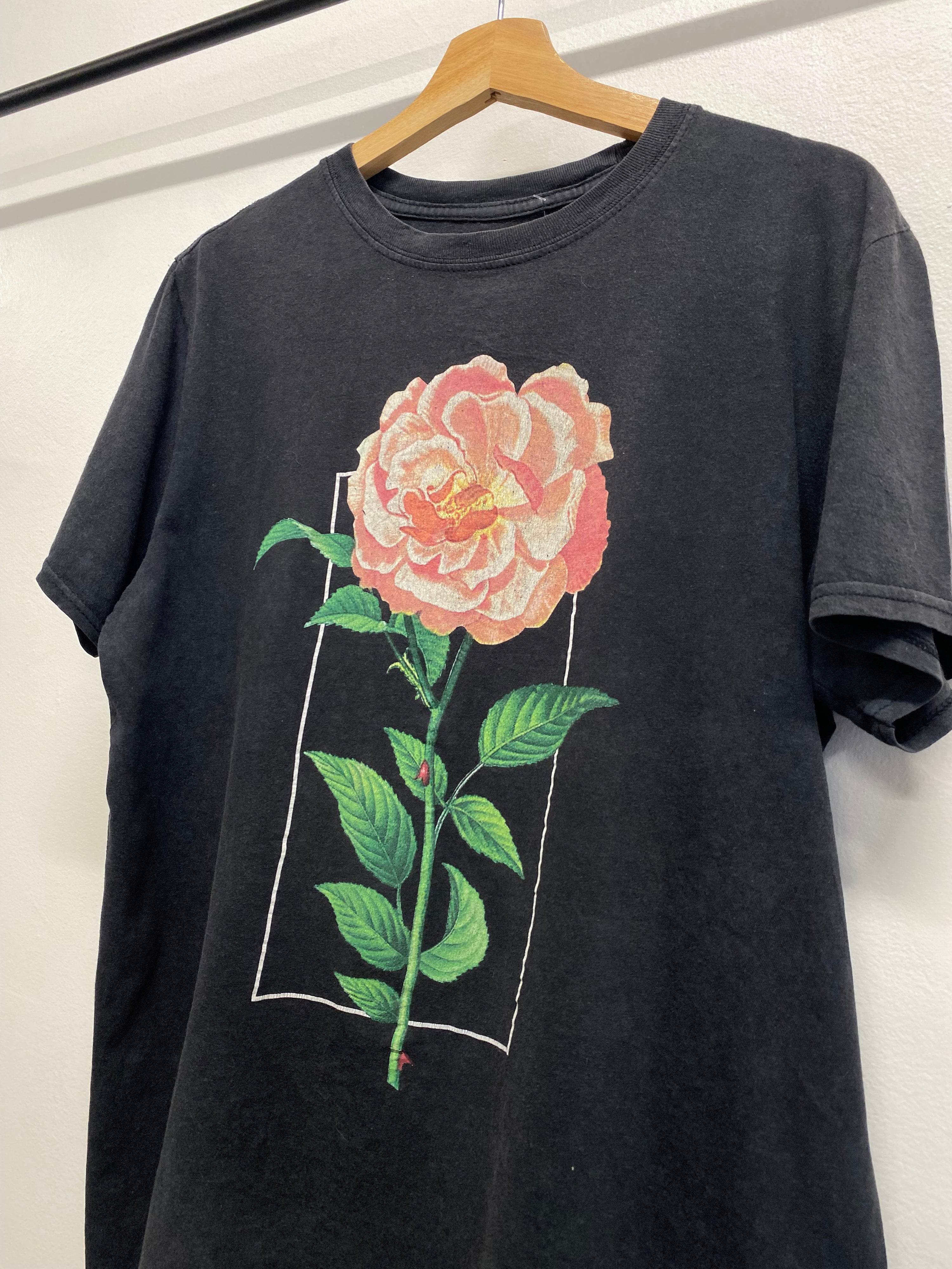 M - Shawn Mendes The Tour Rose Tee