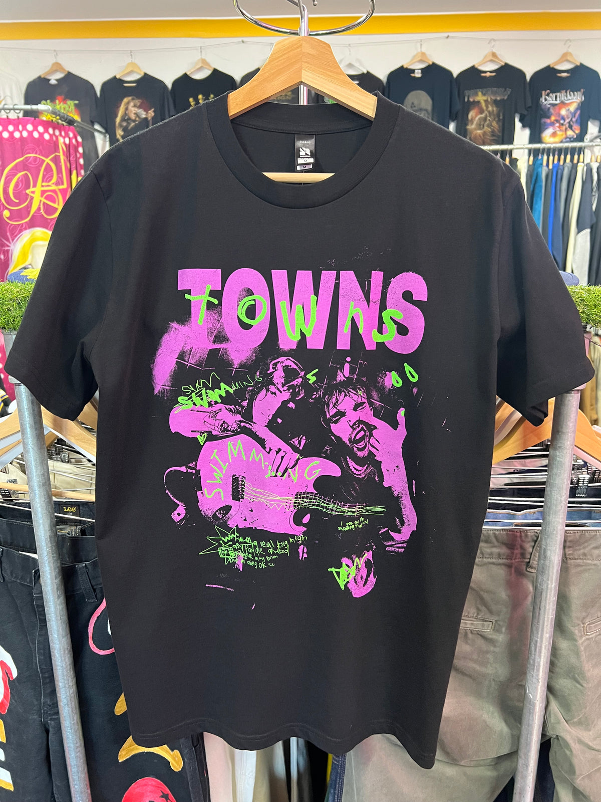 [M] TOWNS Pink/Green Graphic Black Tshirt
