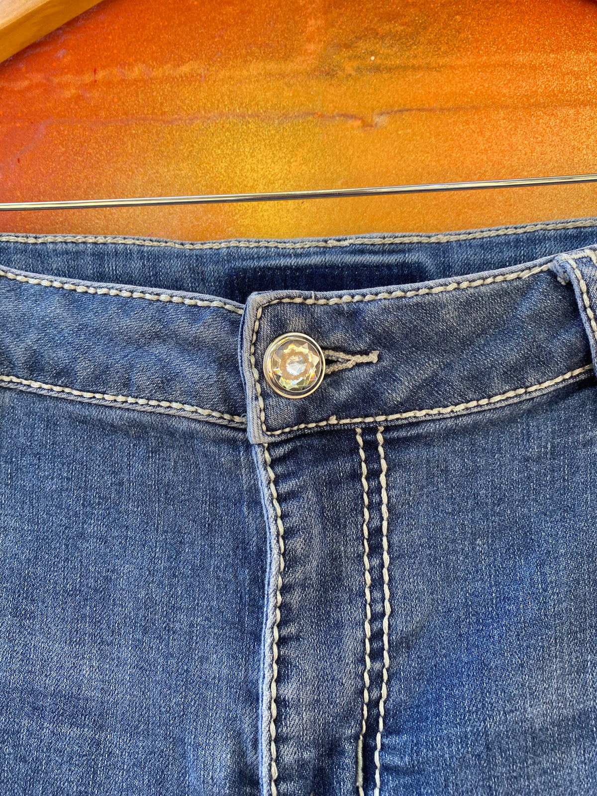 [16] Ladies Embroidered Rear Pocket Diamond Button Jeans