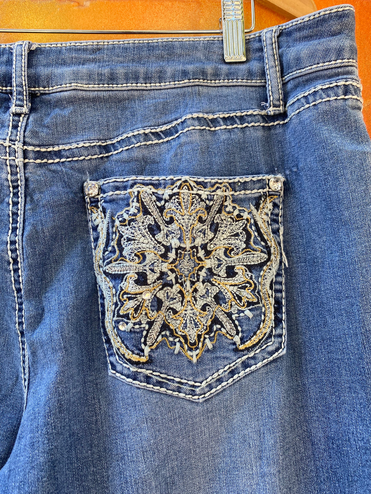 [16] Ladies Embroidered Rear Pocket Diamond Button Jeans