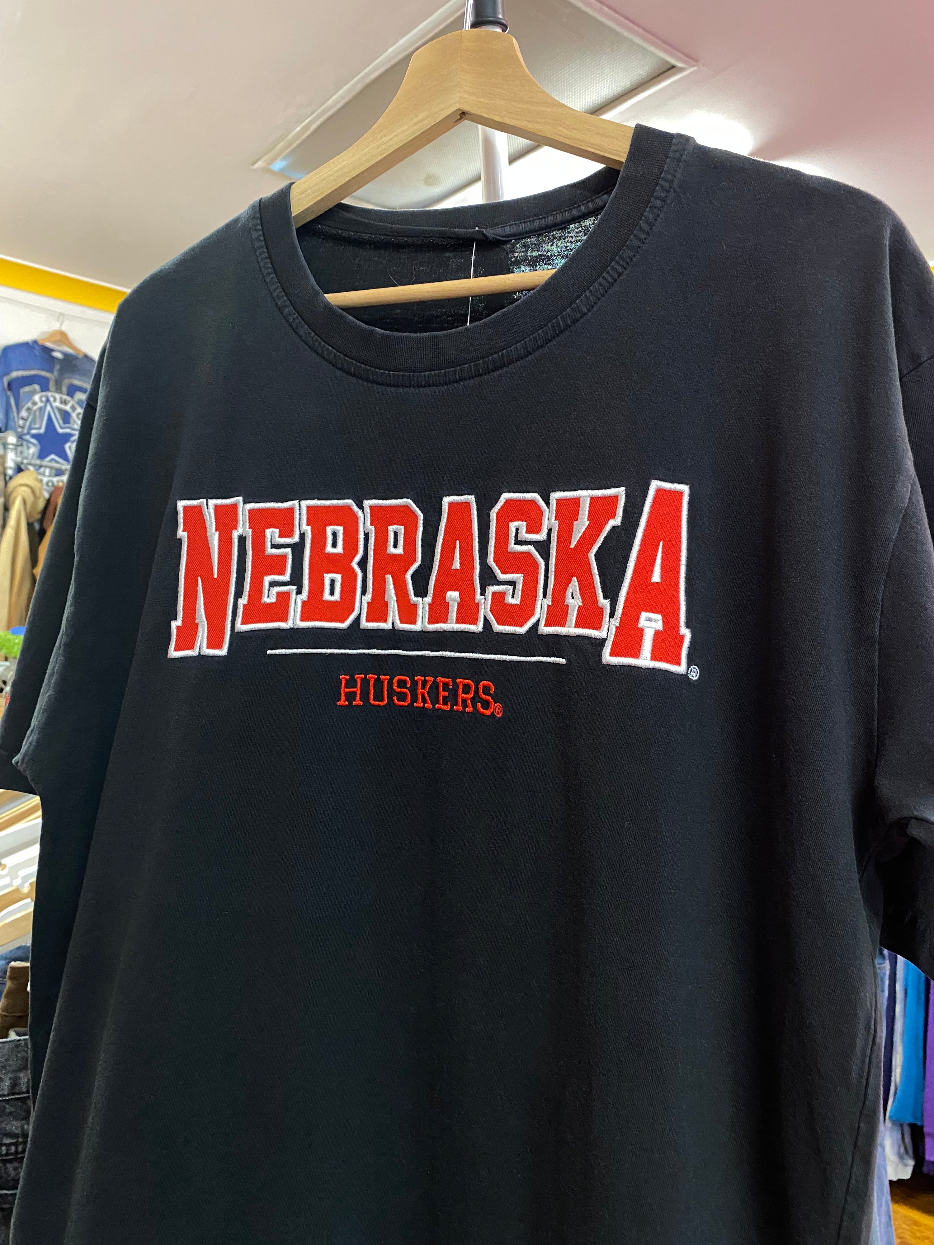 [L] Nebraska Huskers Embroidered Black Tee