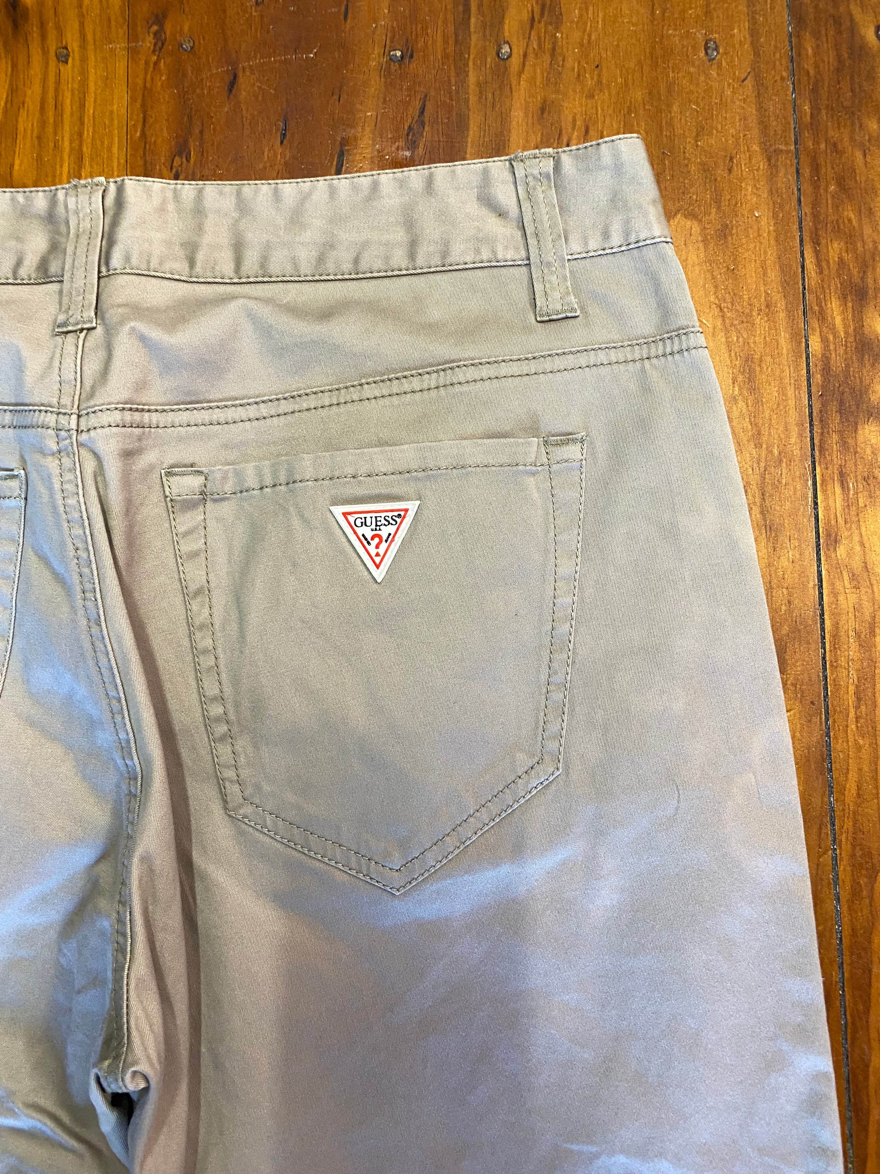 [32] Guess Jeans Chinos