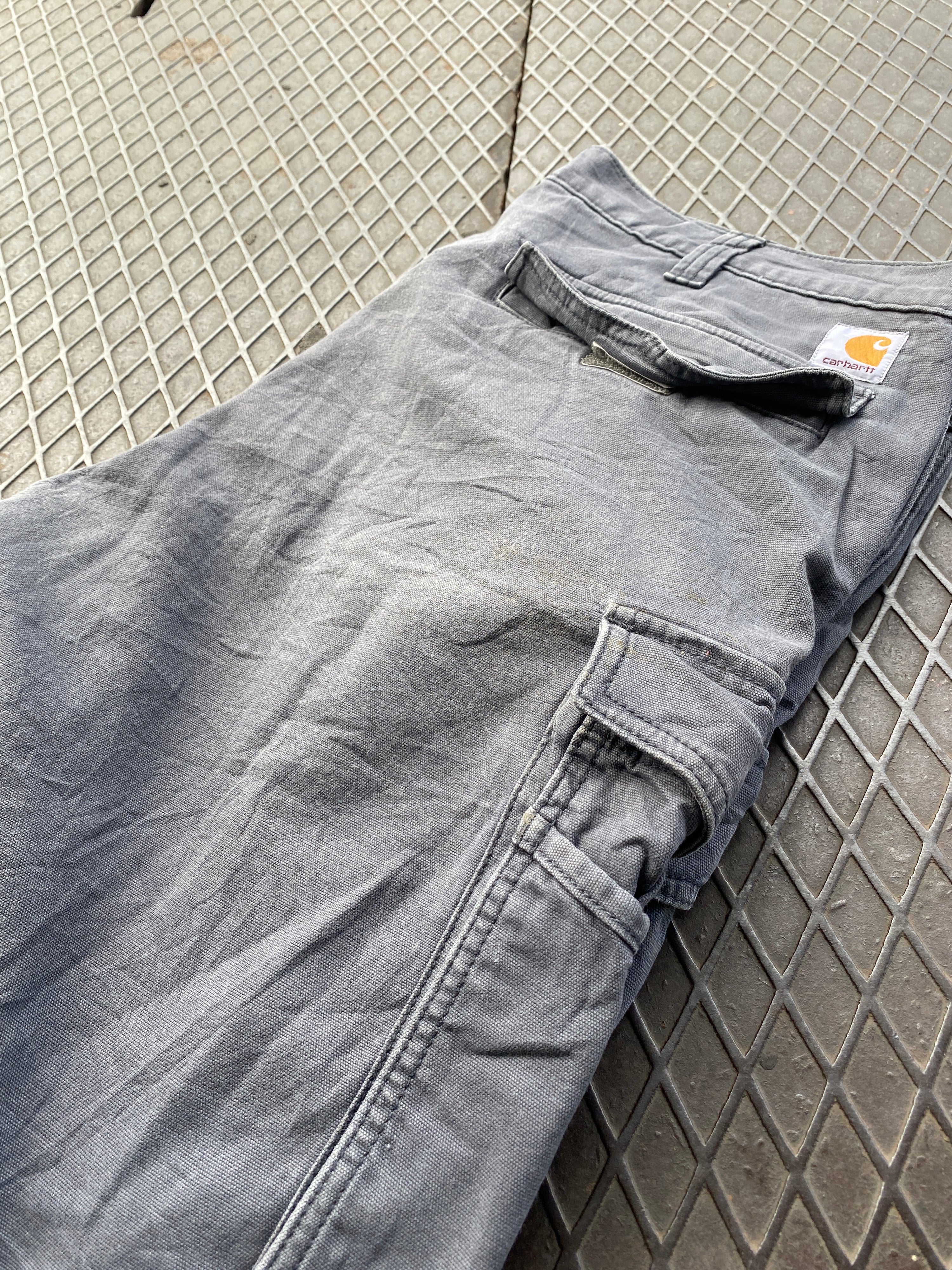 38 - Carhartt Relaxed Fit Cargo Shorts S243